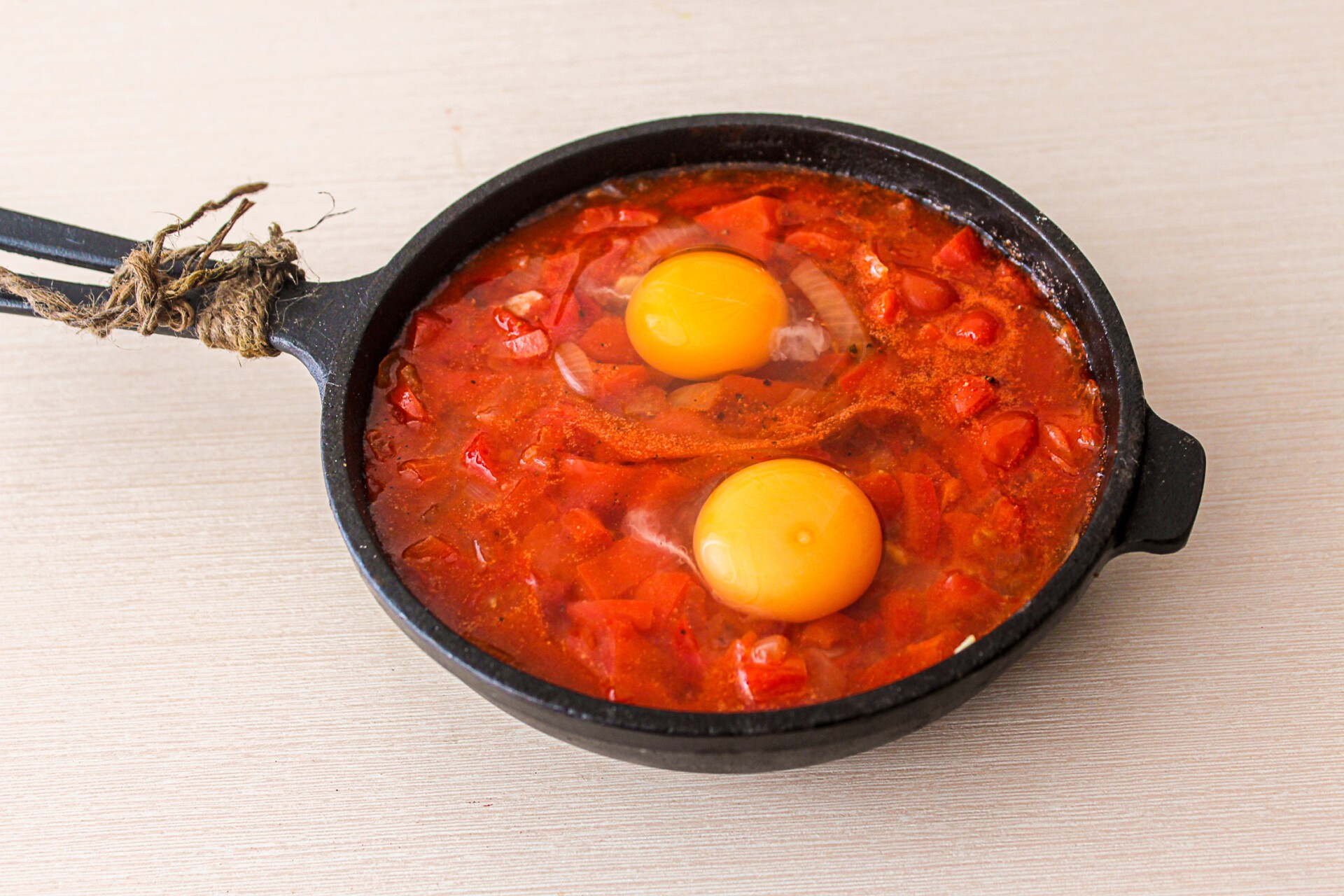 Шаг 8 приготовления Шакшука (яичница с помидорами) по-израильски
