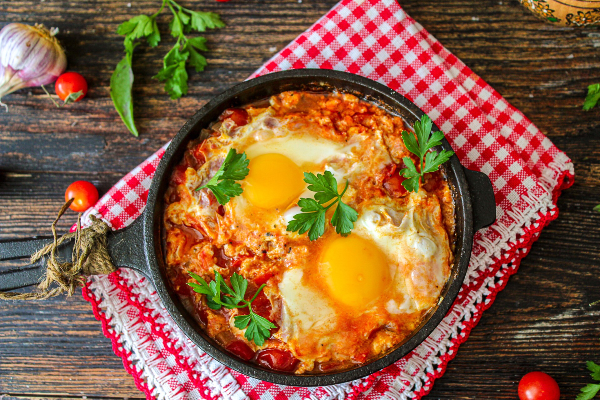 Шаг 9 приготовления Шакшука (яичница с помидорами) по-израильски