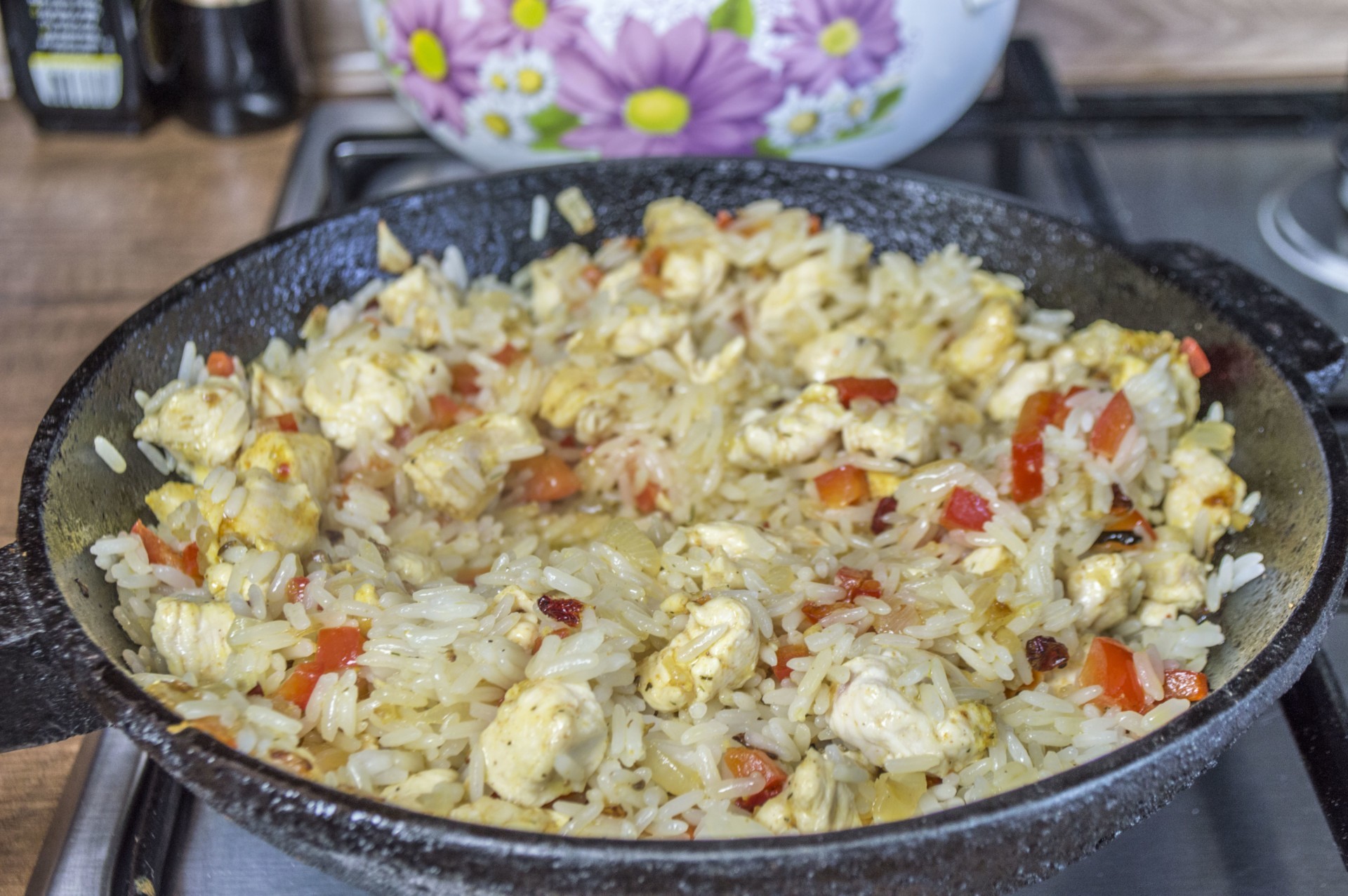 Шаг 5 приготовления Рис с курицей и перцем за 25 минут