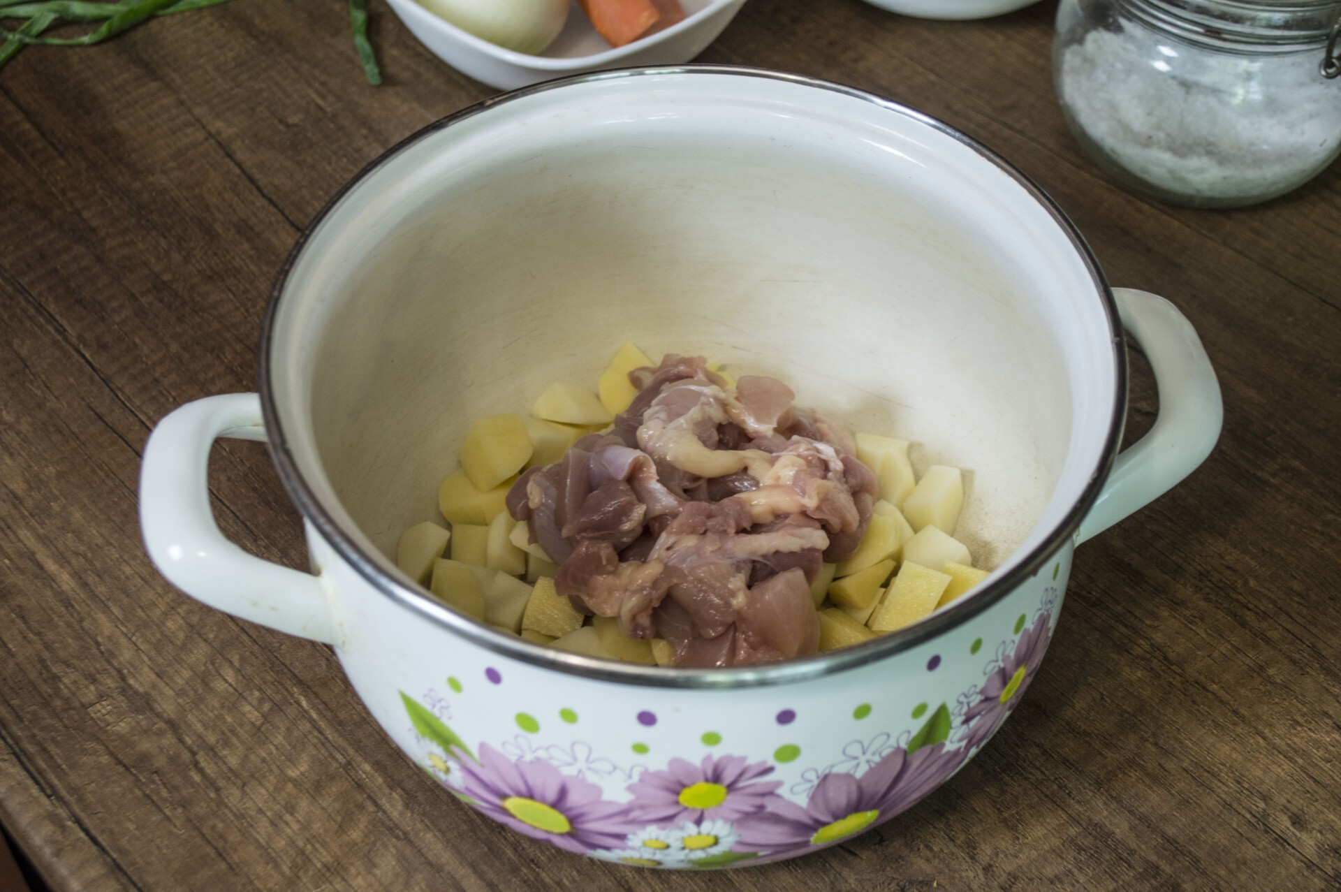 Шаг 1 приготовления Сырный суп с лисичками и курицей