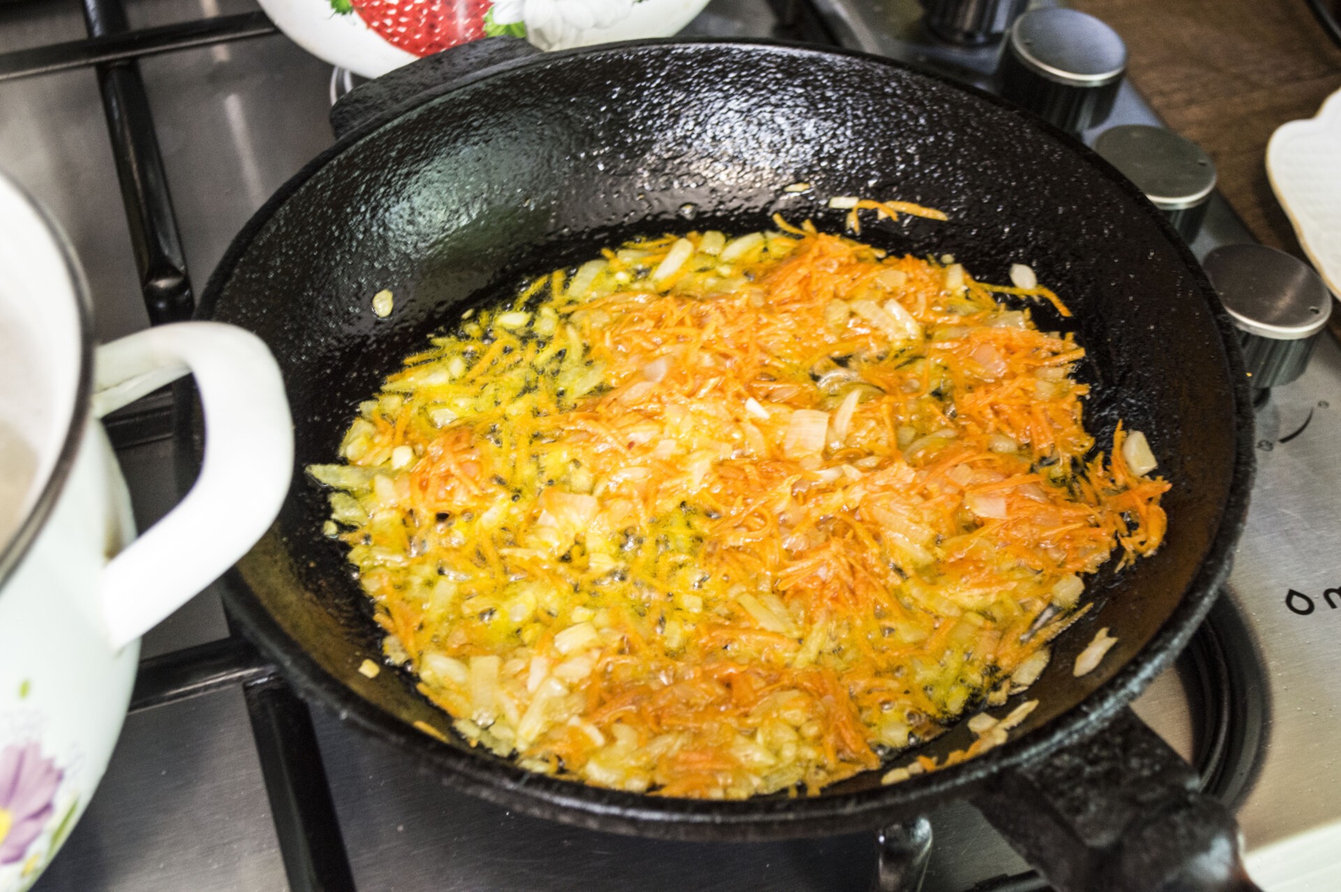 Шаг 3 приготовления Сырный суп с лисичками и курицей