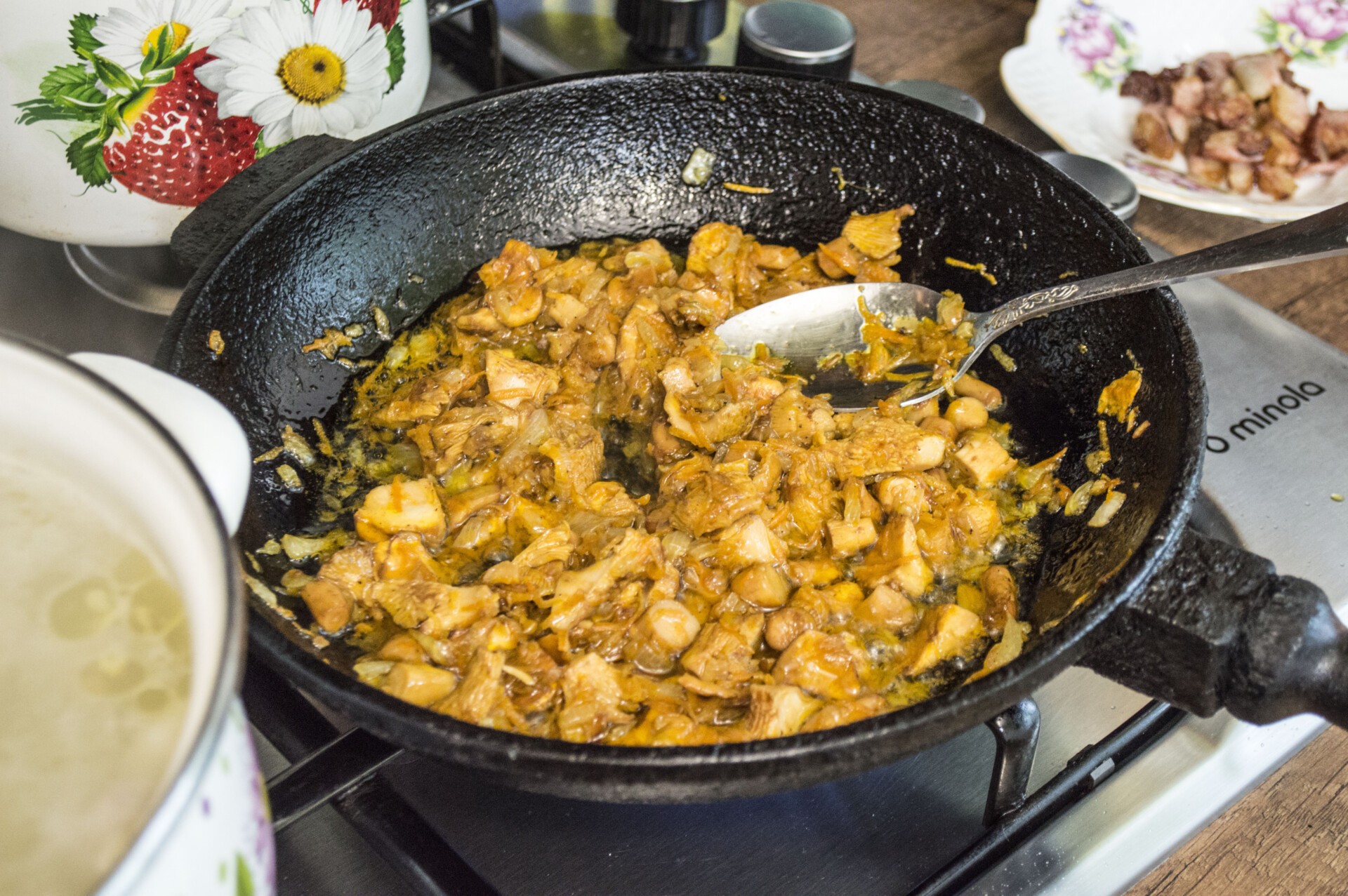Шаг 4 приготовления Сырный суп с лисичками и курицей