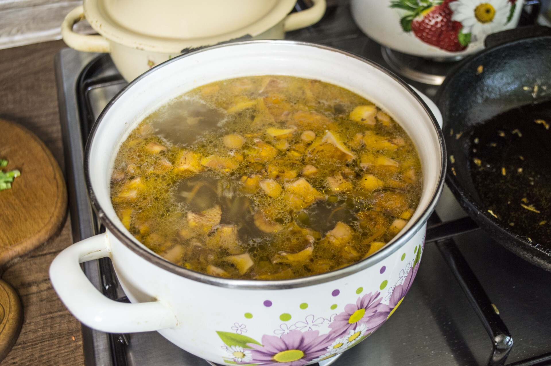 Шаг 5 приготовления Сырный суп с лисичками и курицей