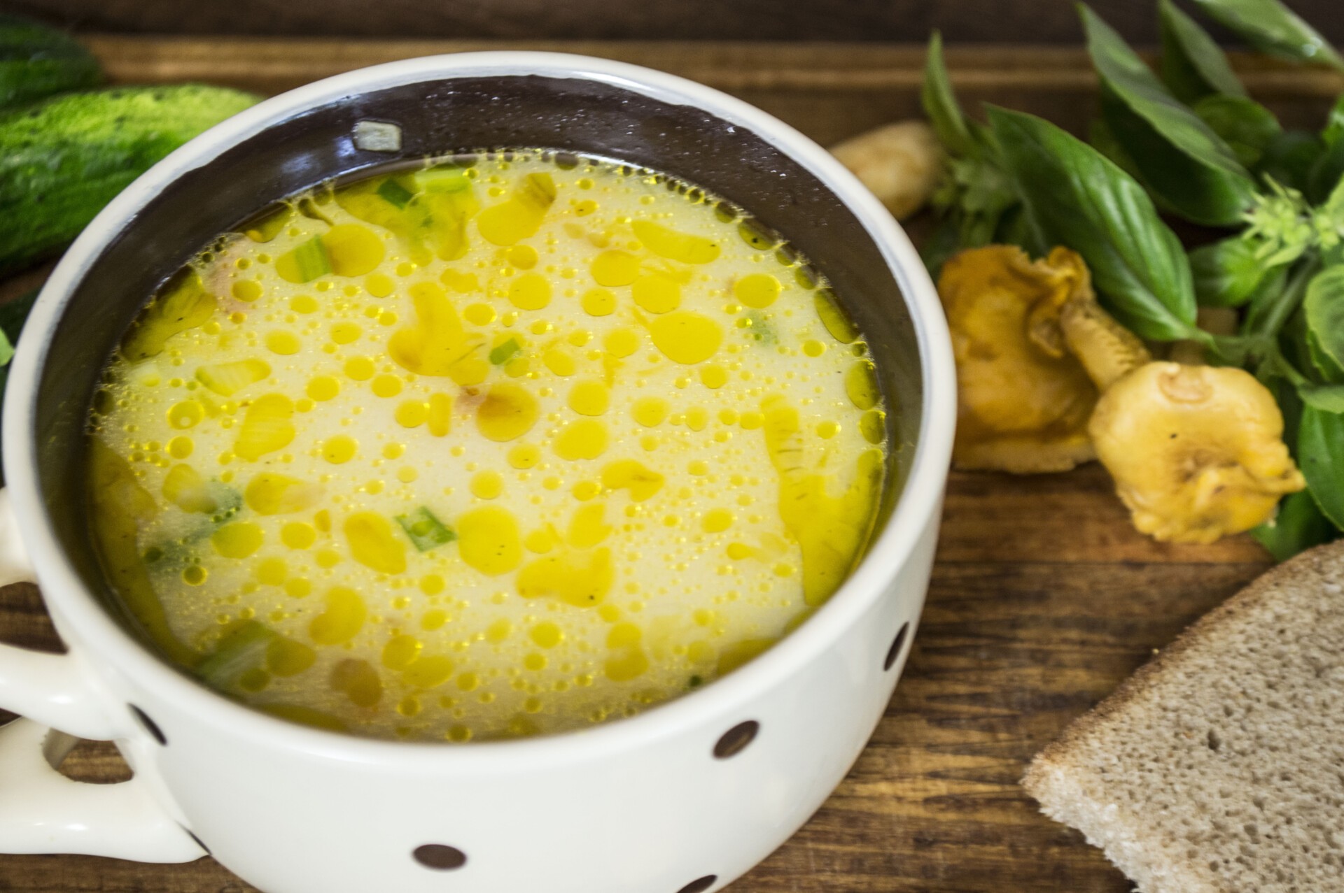 Шаг 7 приготовления Сырный суп с лисичками и курицей