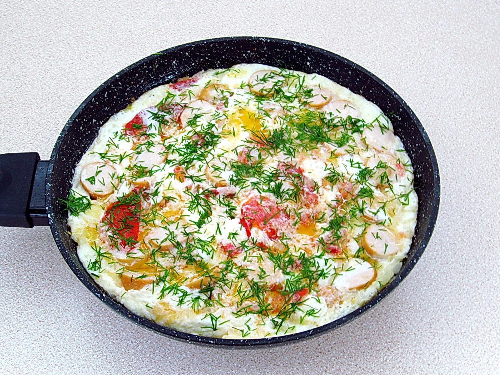 Шаг 10 приготовления Омлет с сосисками и помидорами