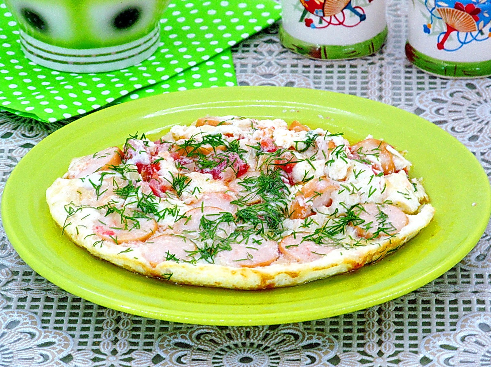 Шаг 11 приготовления Омлет с сосисками и помидорами