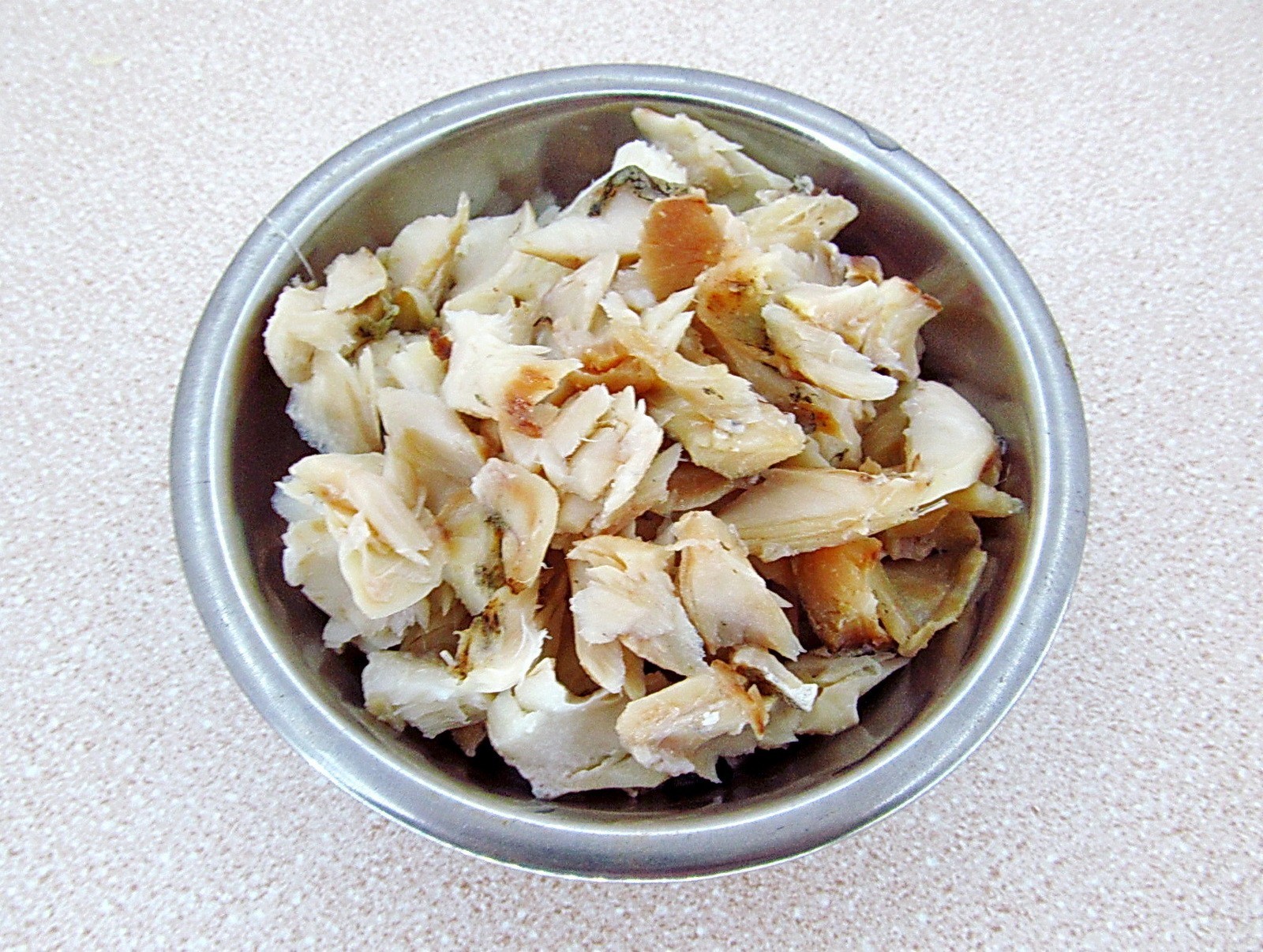 Шаг 2 приготовления Рыбный салат с рисом и солеными огурцами