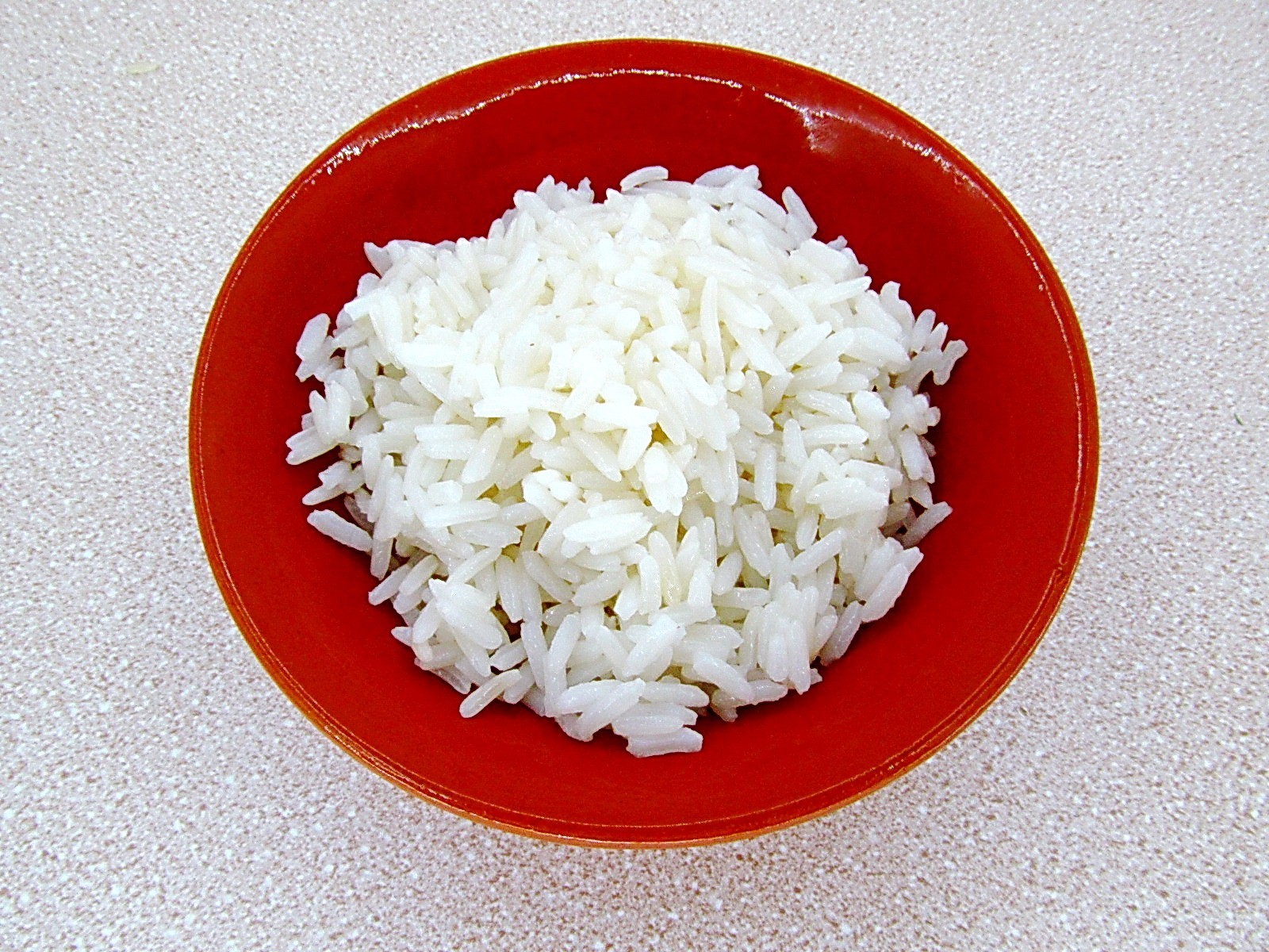 Шаг 3 приготовления Рыбный салат с рисом и солеными огурцами