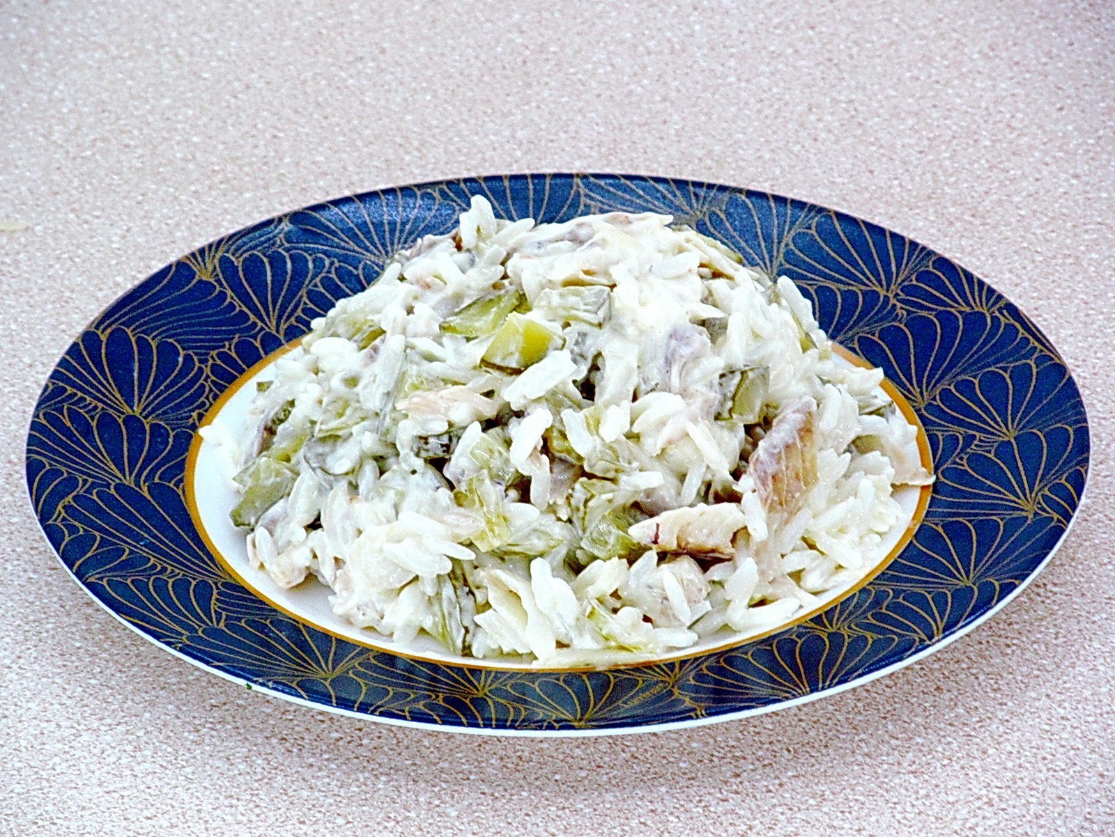 Шаг 8 приготовления Рыбный салат с рисом и солеными огурцами