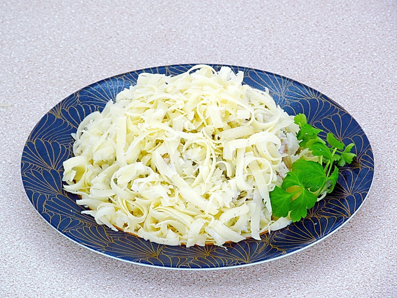Шаг 9 приготовления Рыбный салат с рисом и солеными огурцами