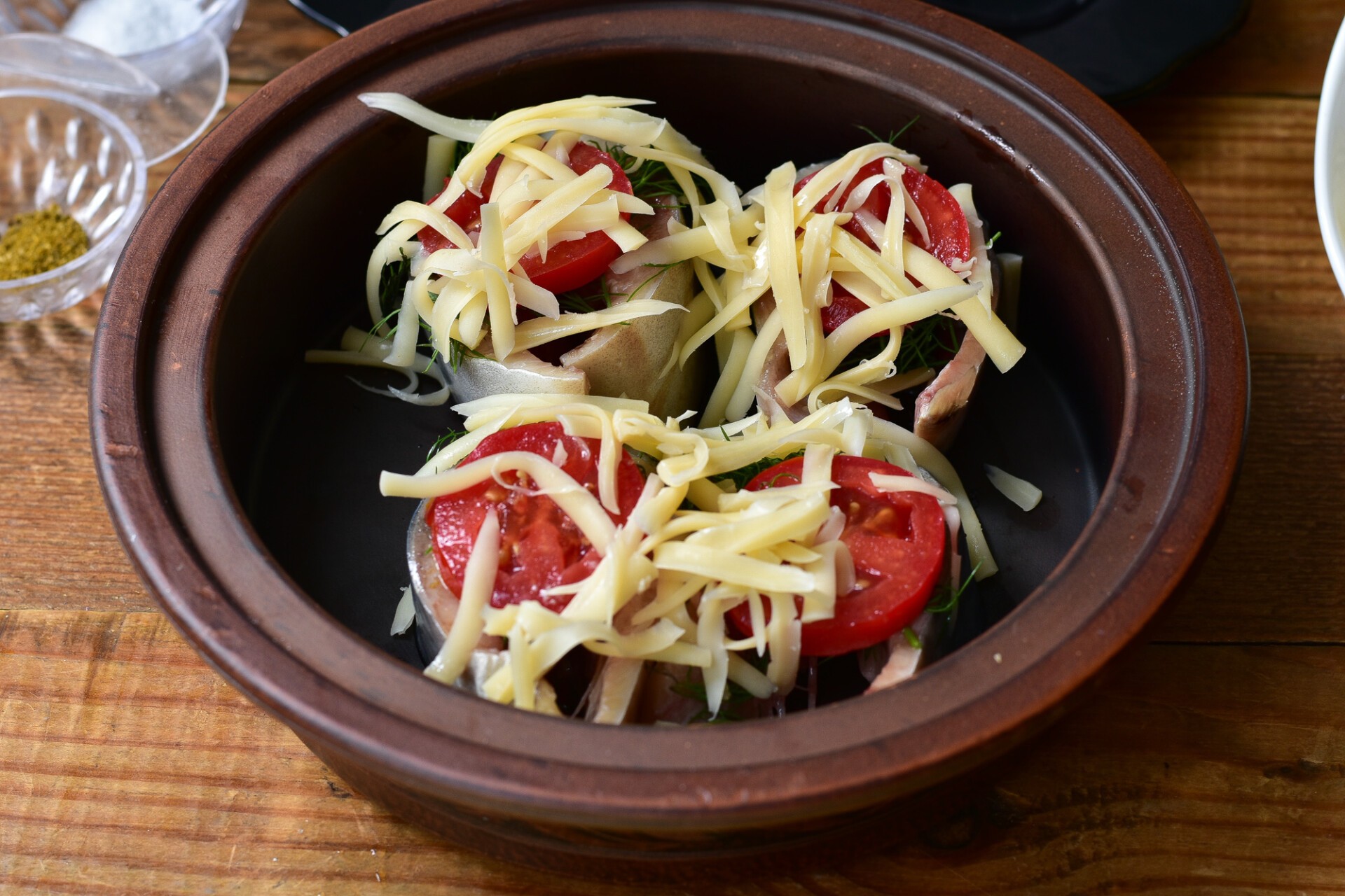 Шаг 6 приготовления Скумбрия с помидорами и сыром в духовке