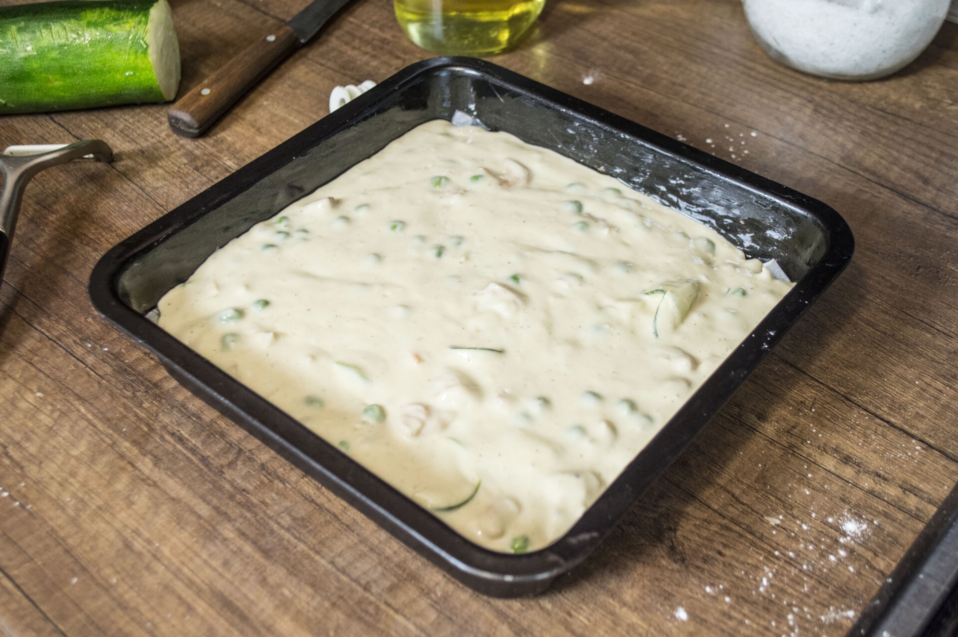 Шаг 5 приготовления Заливной пирог с курицей и кабачками