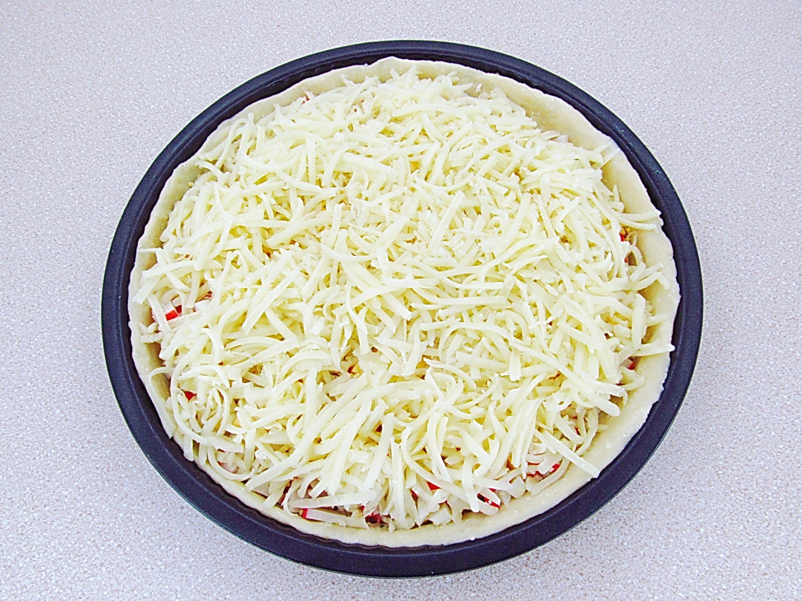 Шаг 14 приготовления Творожная пицца с крабовыми палочками и фетой