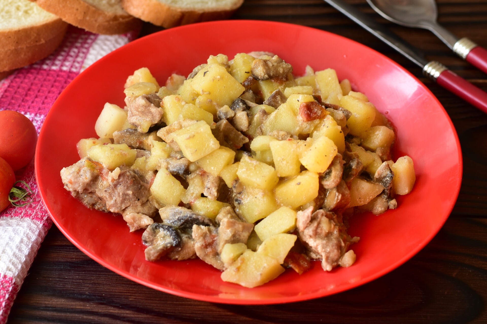 Шаг 8 приготовления Жаркое с помидорами и грибами в мультиварке