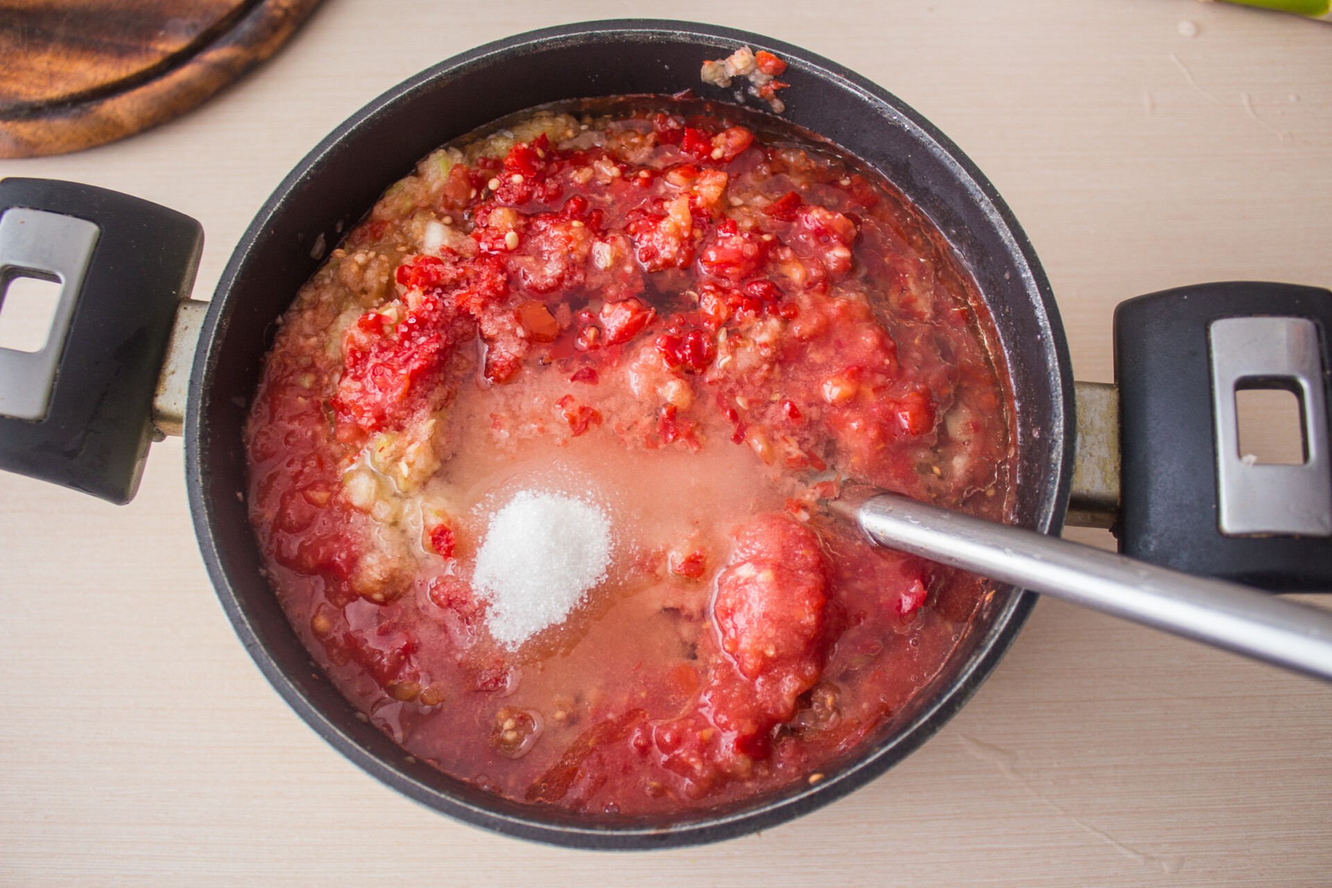 Шаг 7 приготовления Аджика с баклажанами и яблоками на зиму
