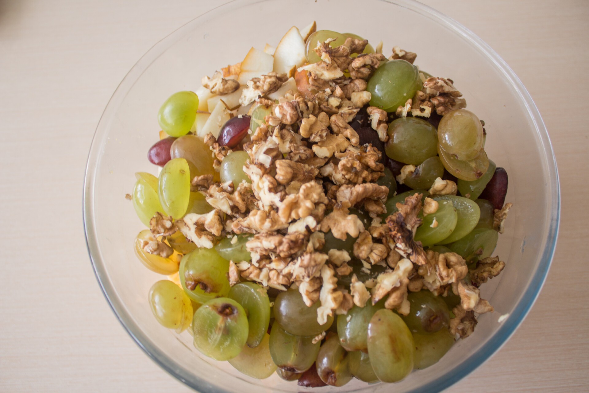 Шаг 7 приготовления Салат с курицей, виноградом и грушей