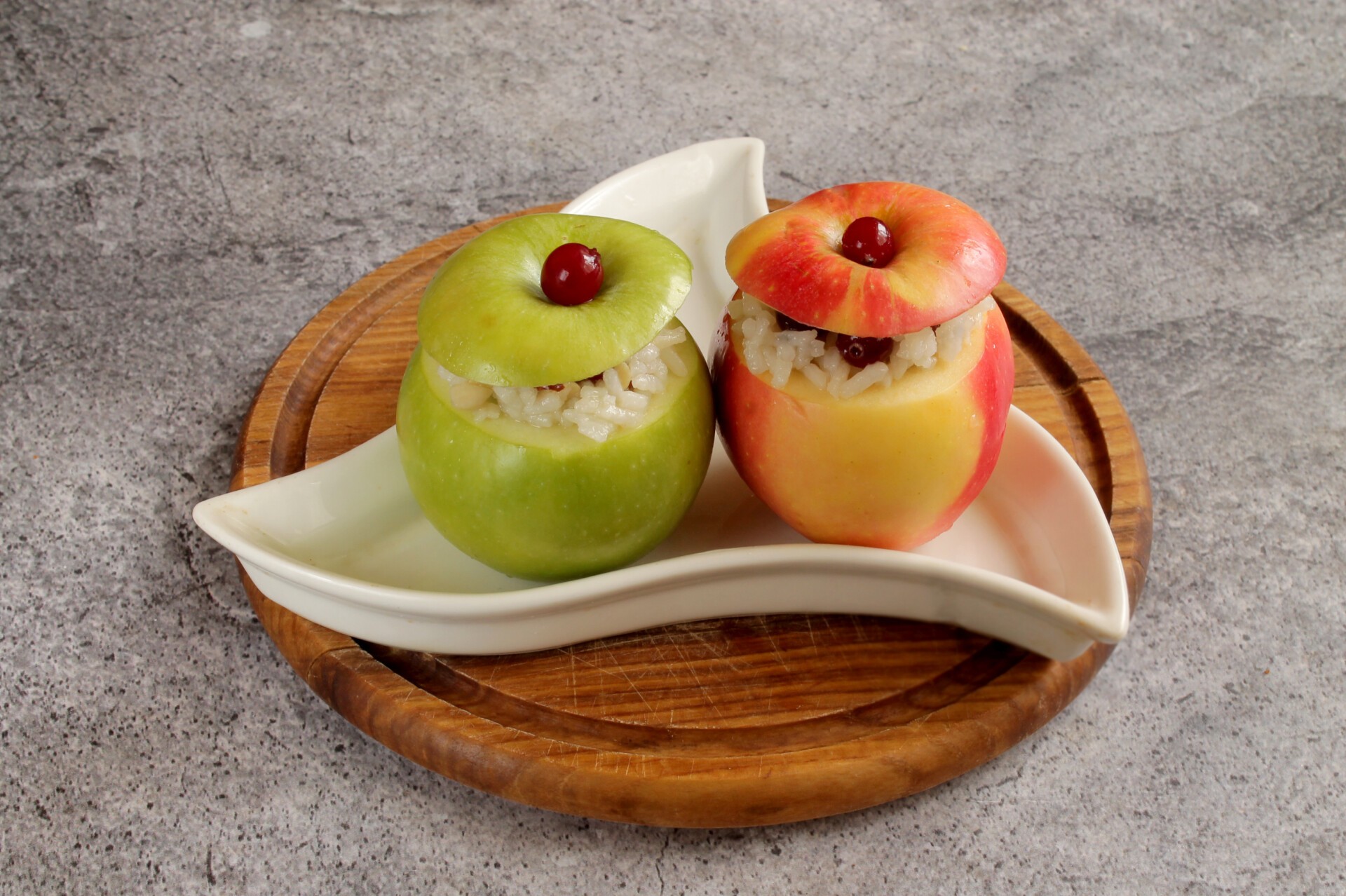 Шаг 7 приготовления Печеные яблоки с рисом и клюквой
