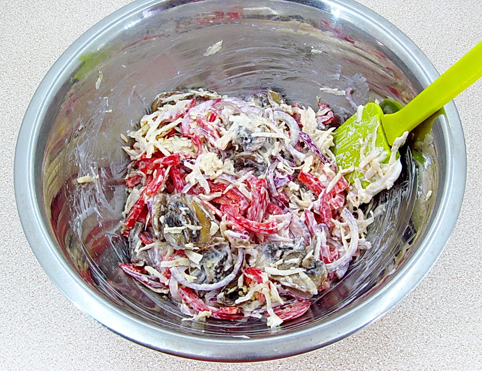 Шаг 8 приготовления Овощной салат с сельдереем, грибами и сыром
