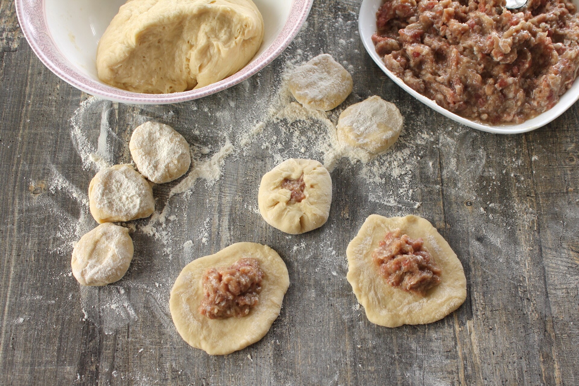 Шаг 7 приготовления Сочные беляши с мясом на кефире