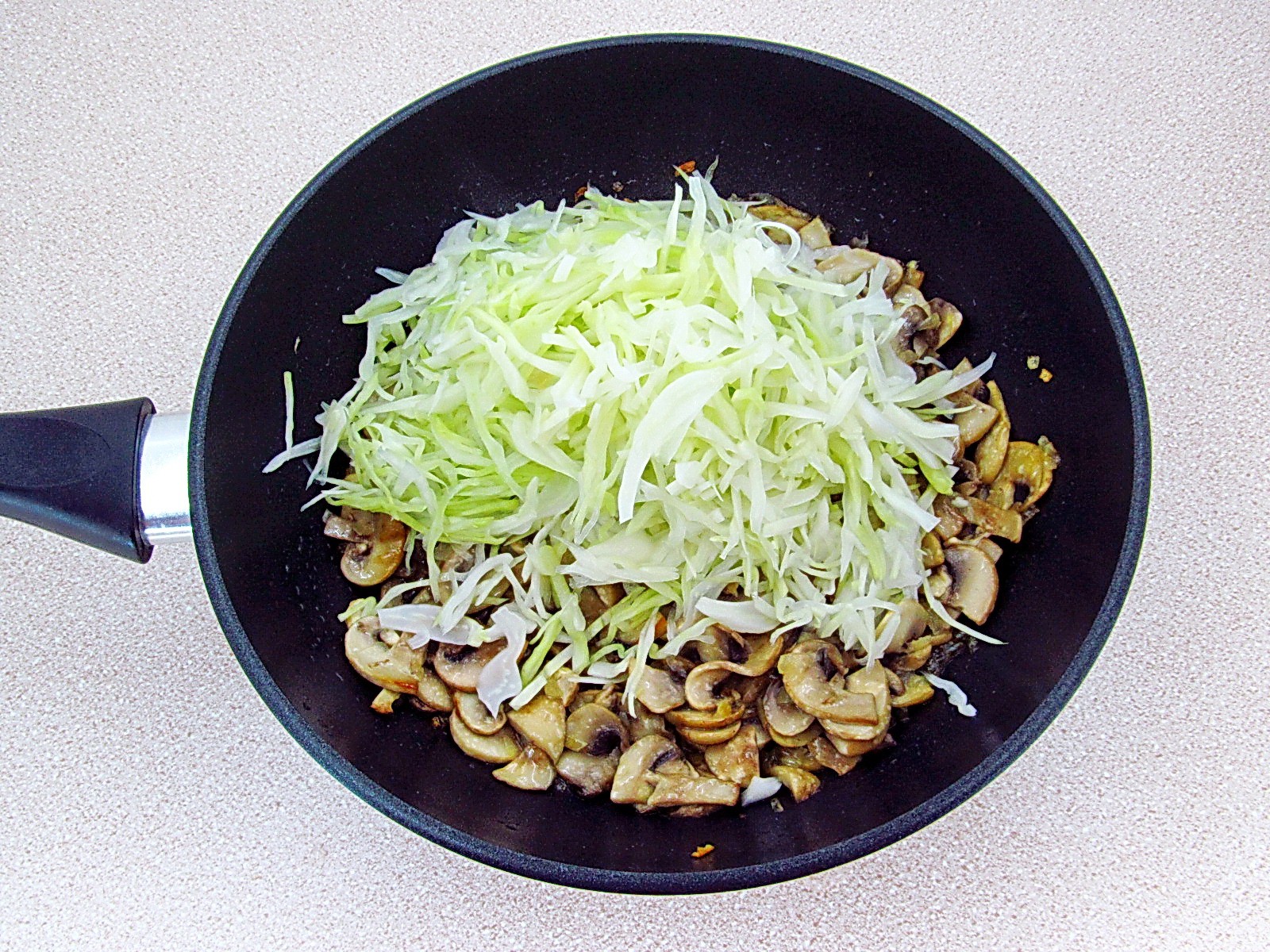 Шаг 14 приготовления Заливной пирог с курицей, грибами и капустой