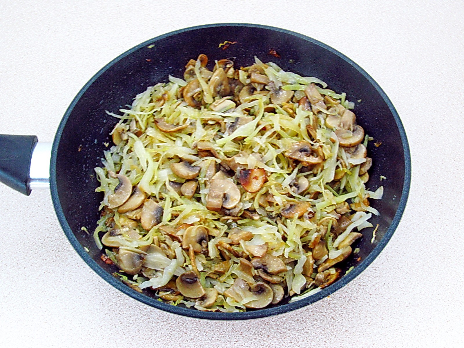 Шаг 15 приготовления Заливной пирог с курицей, грибами и капустой