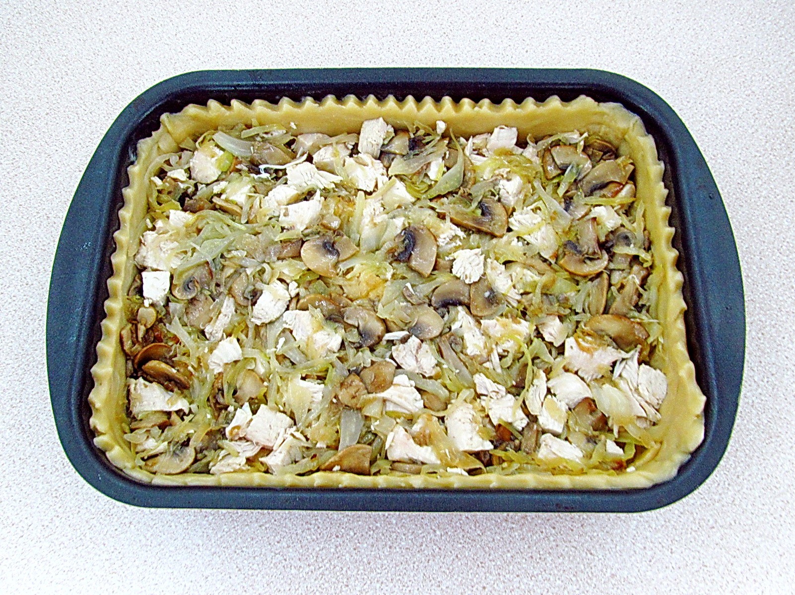 Шаг 19 приготовления Заливной пирог с курицей, грибами и капустой