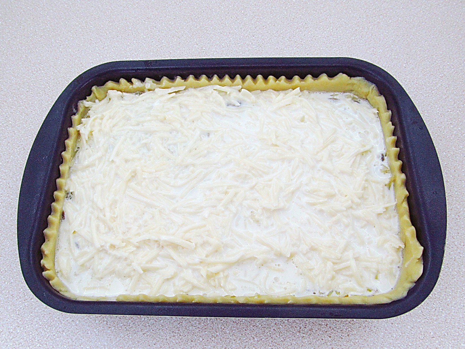 Шаг 24 приготовления Заливной пирог с курицей, грибами и капустой