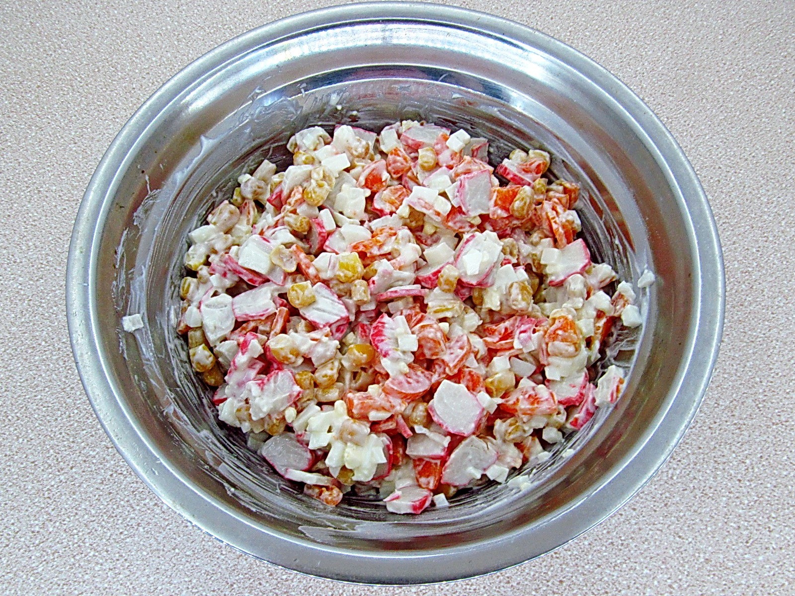 Шаг 5 приготовления Нежный крабовый салат с морковью