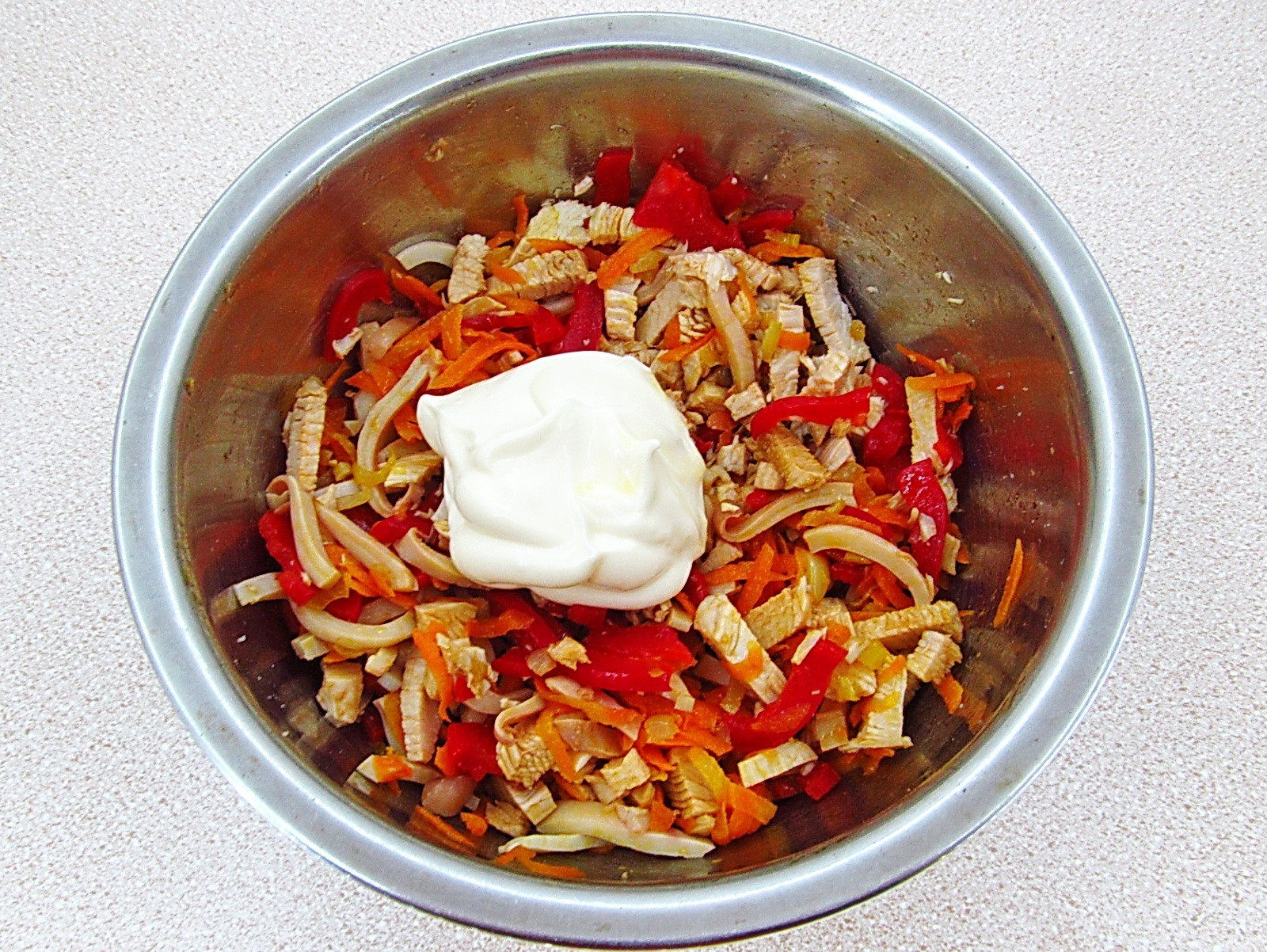 Шаг 14 приготовления Салат из кальмаров с курицей и овощами
