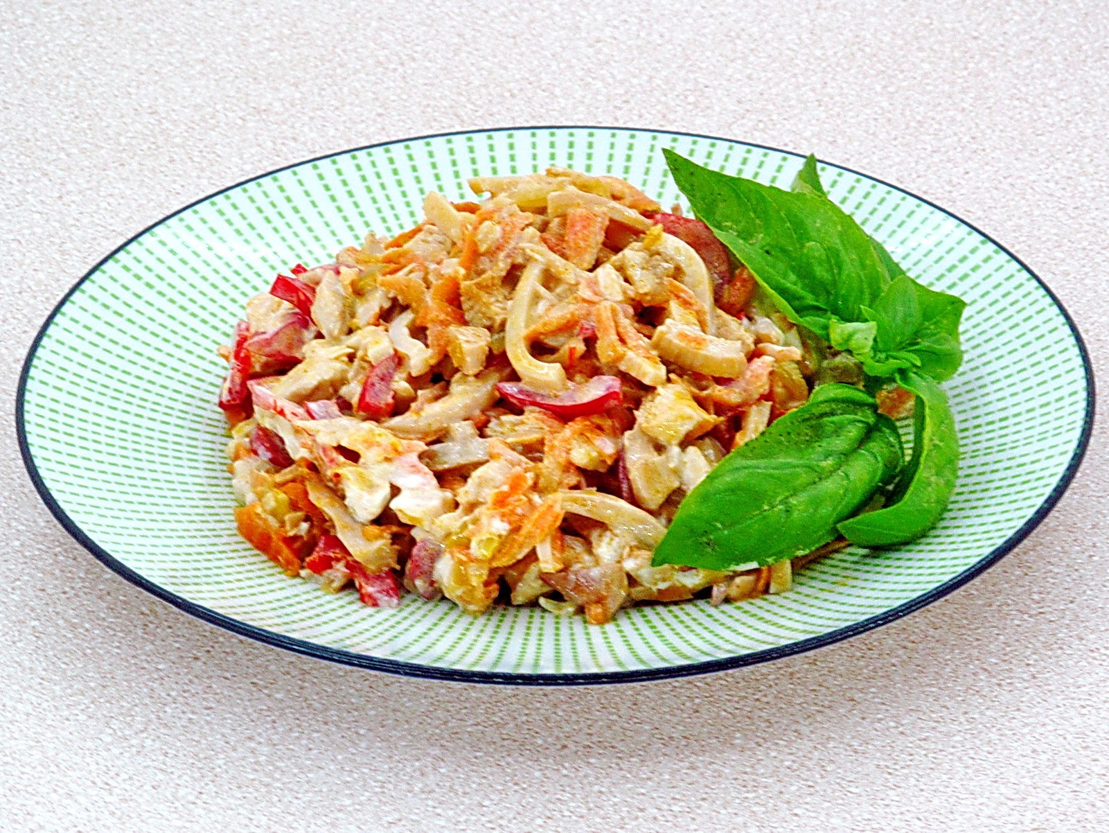 Шаг 16 приготовления Салат из кальмаров с курицей и овощами