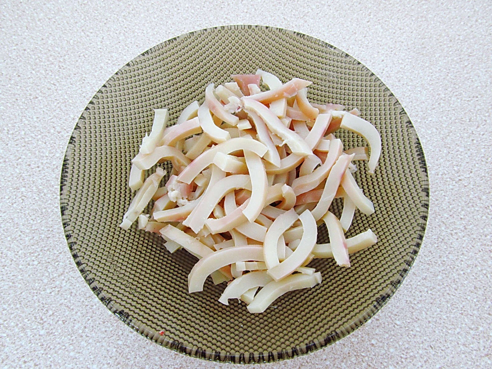 Шаг 6 приготовления Салат из кальмаров с курицей и овощами