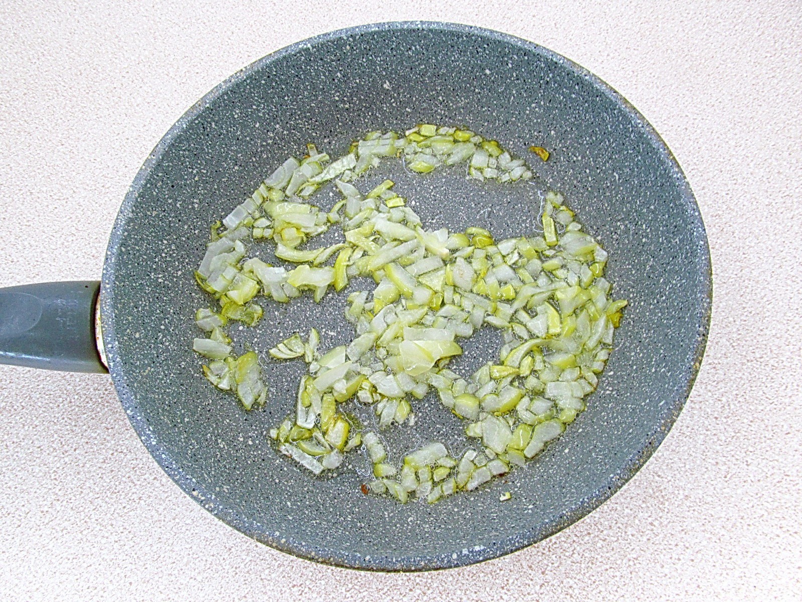 Шаг 8 приготовления Салат из кальмаров с курицей и овощами