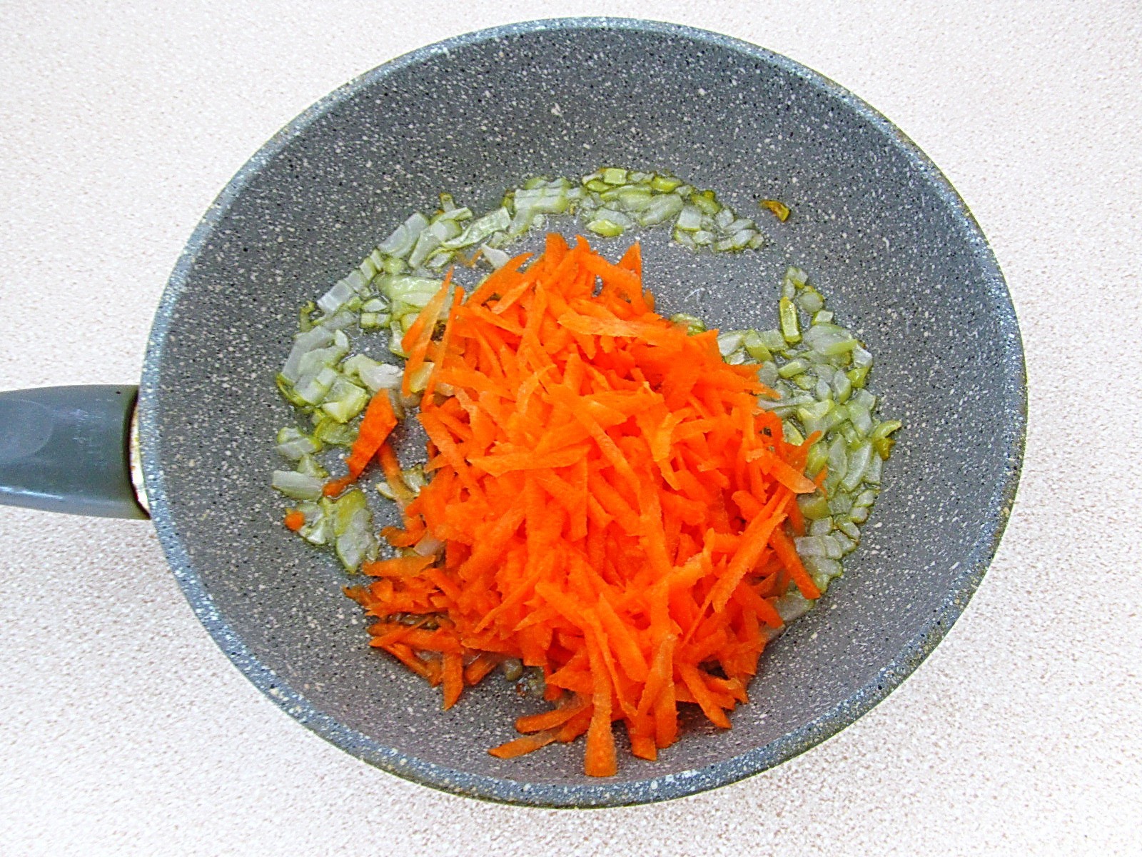 Шаг 9 приготовления Салат из кальмаров с курицей и овощами