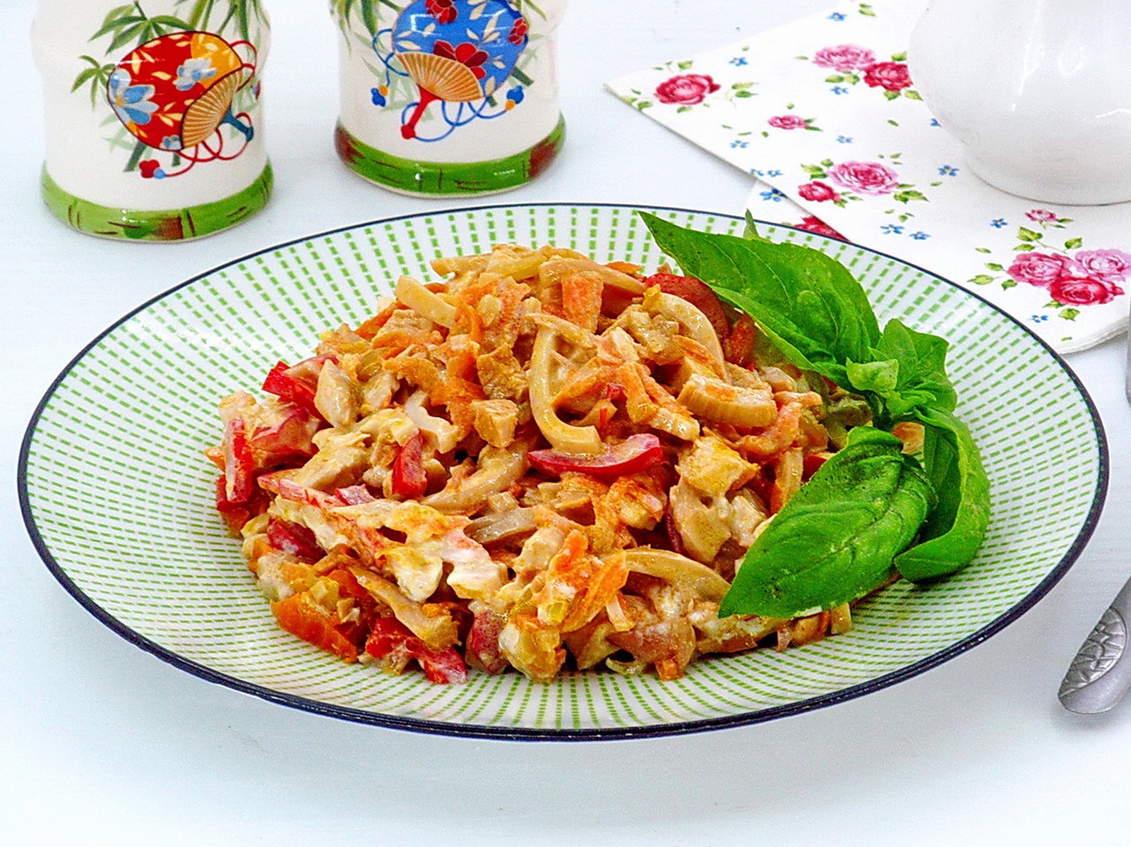 Обложка рецепта Салат из кальмаров с курицей и овощами