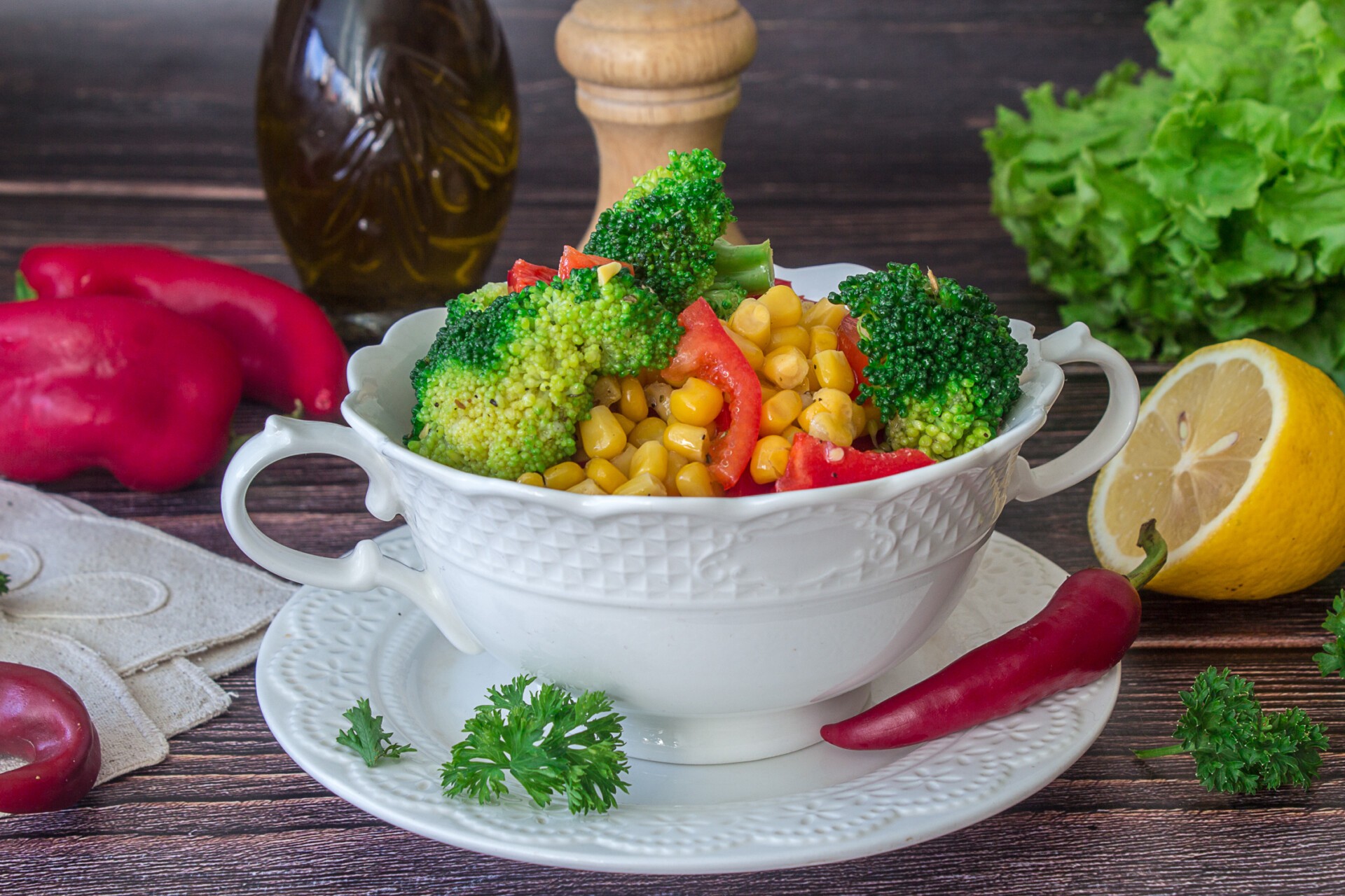 Обложка рецепта Салат из брокколи с перцем и кукурузой