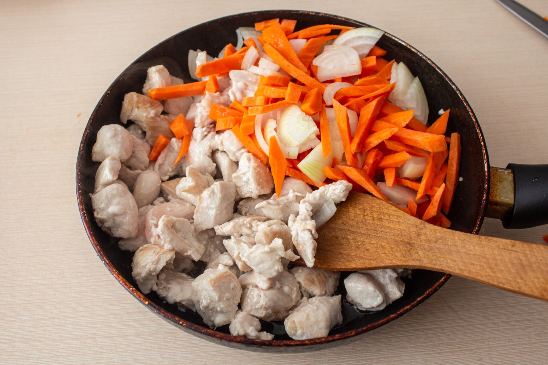 Шаг 3 приготовления Плов в тыкве с курицей
