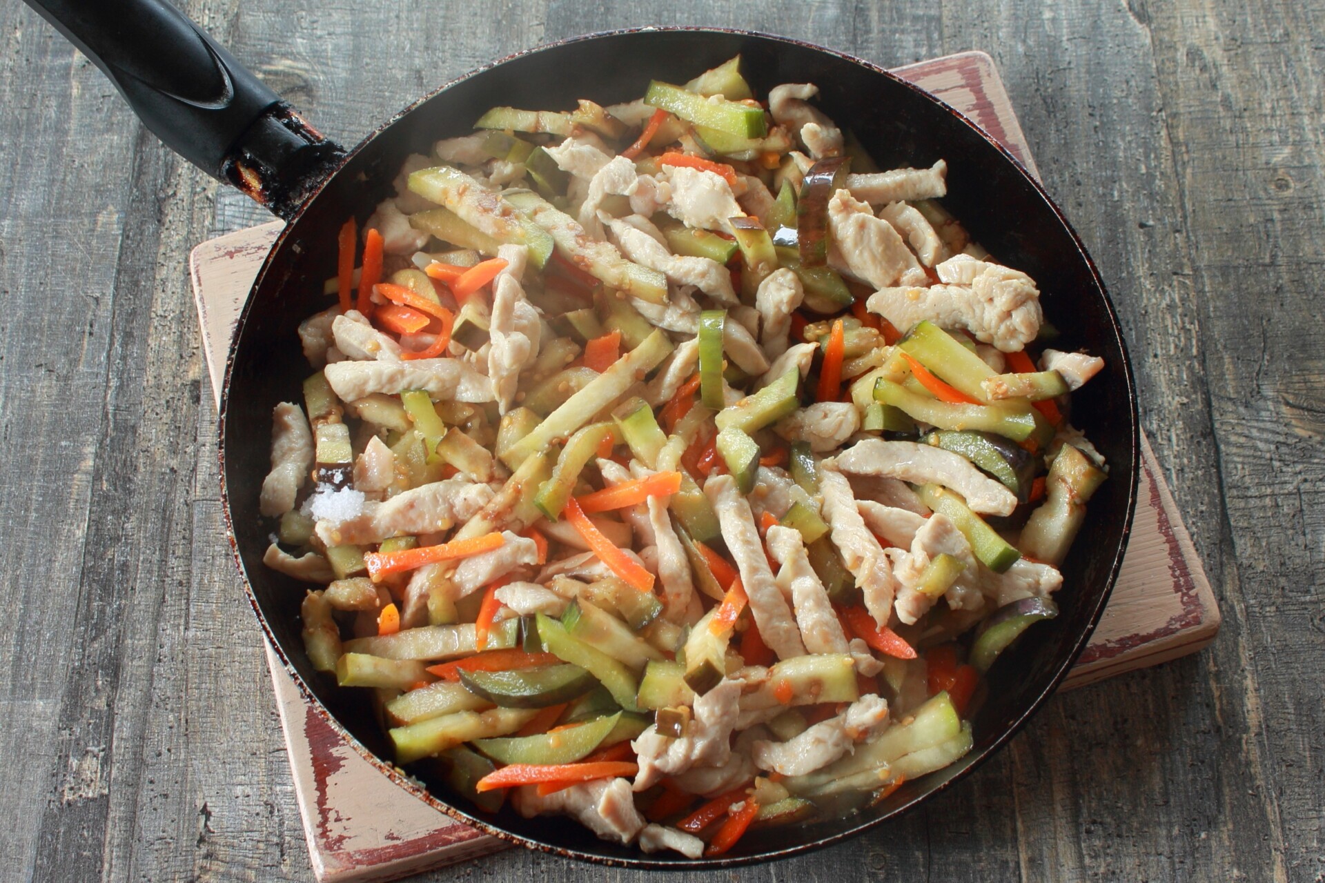 Шаг 7 приготовления Салат с баклажанами и курицей
