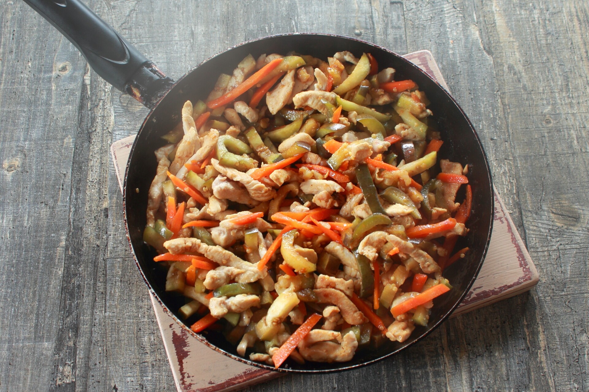 Шаг 8 приготовления Салат с баклажанами и курицей
