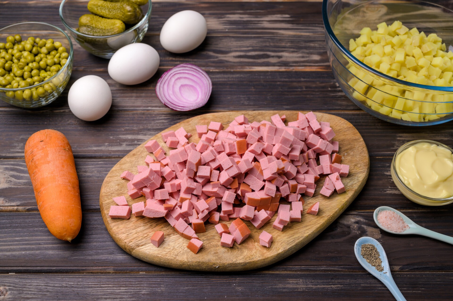 Шаг 2 приготовления Оливье с колбасой и маринованными огурцами
