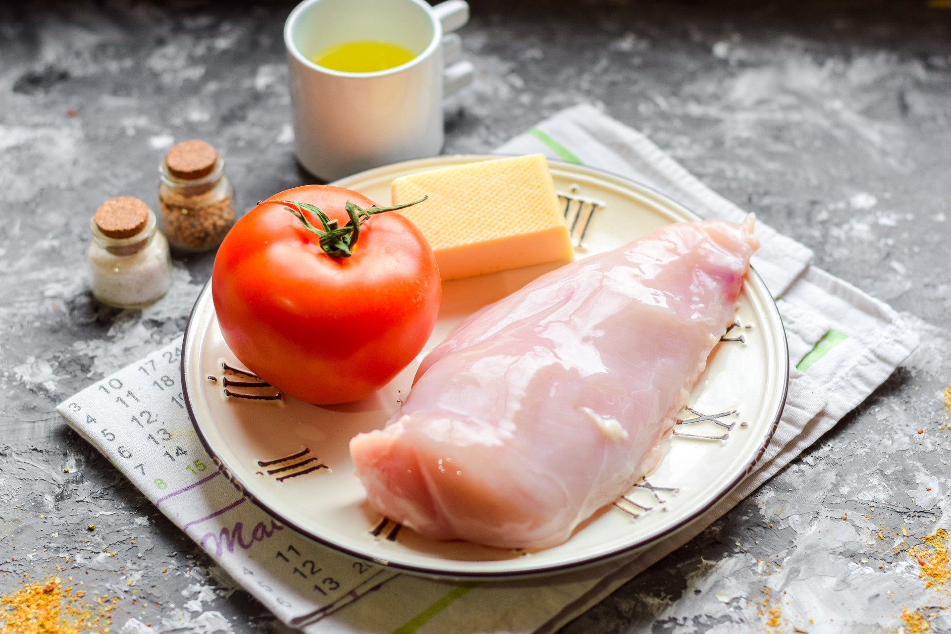 Ингредиенты Куриные отбивные с помидорами и сыром Фото ингредиенты Куриные отбивные с помидорами и сыром