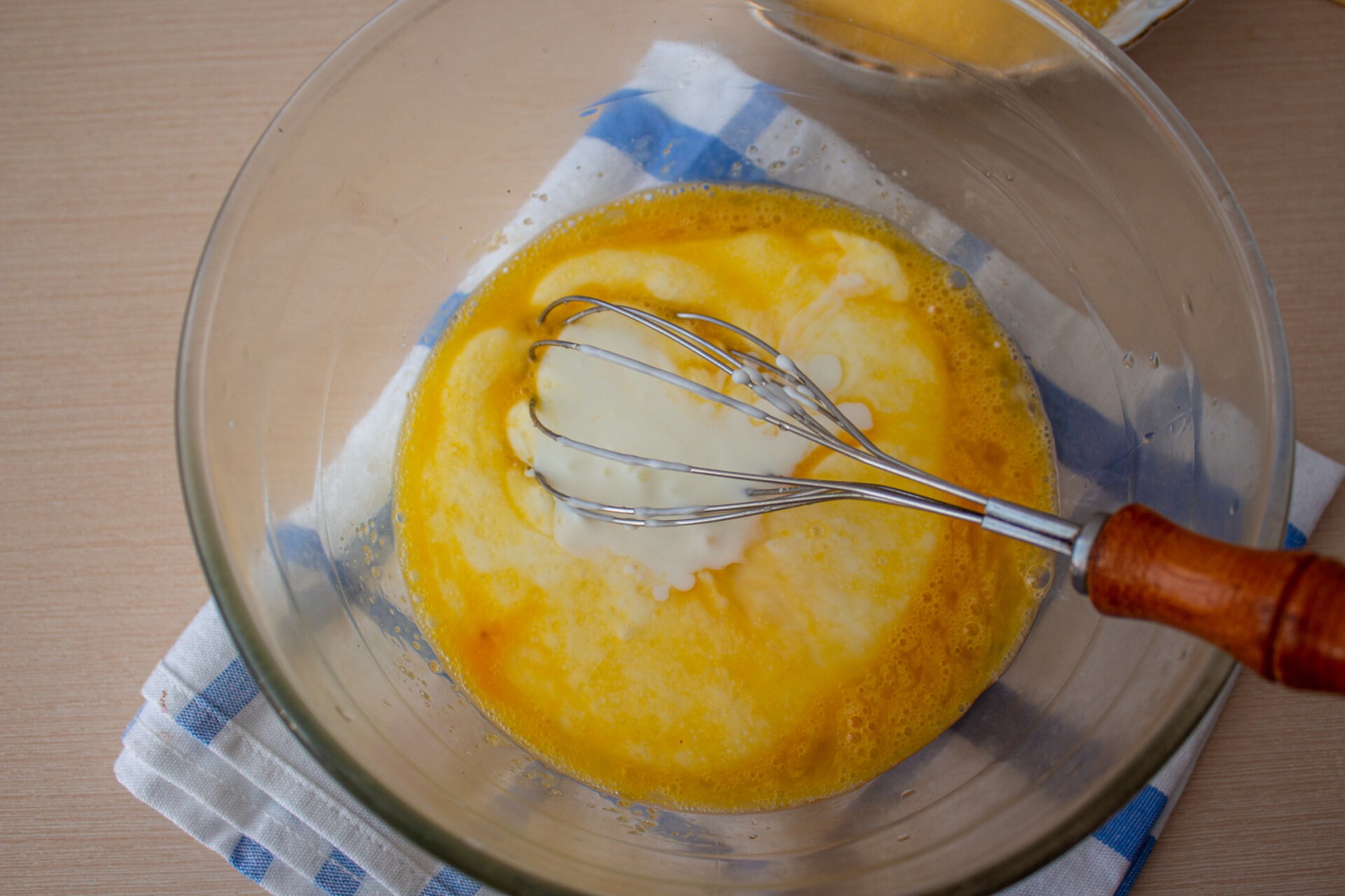 Шаг 2 приготовления Кукурузные панкейки на кефире