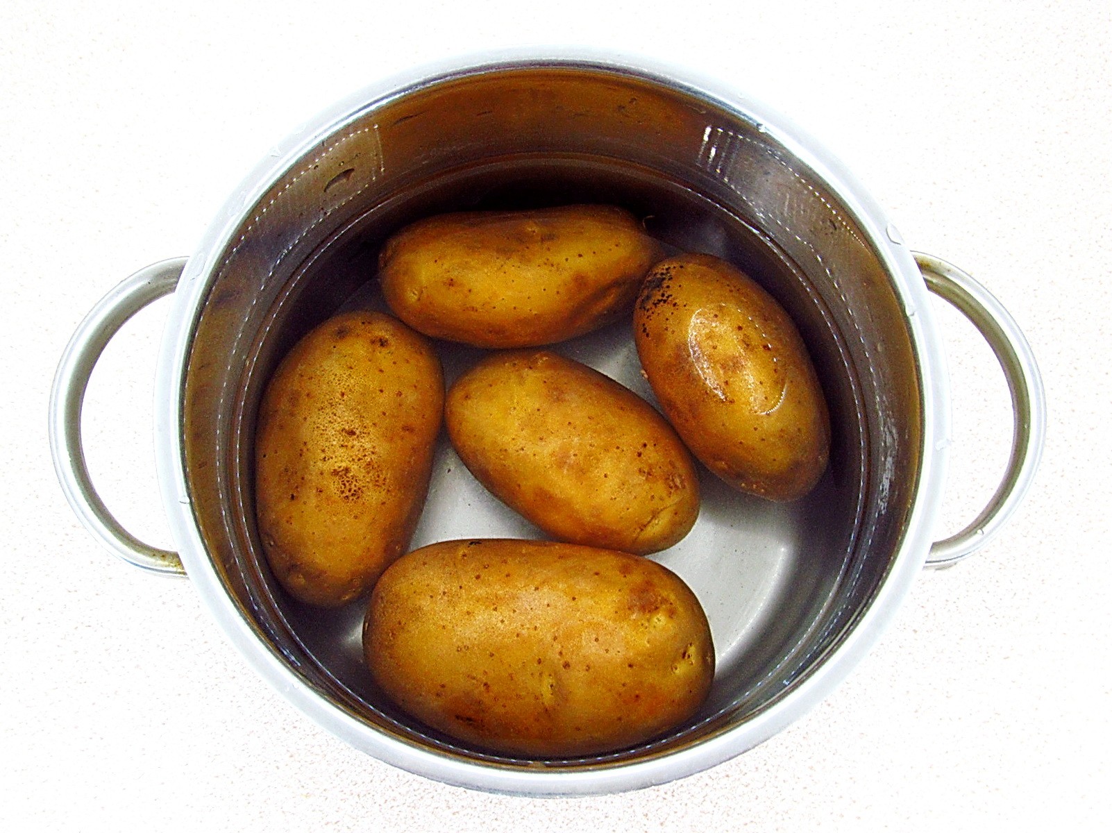 Шаг 1 приготовления Картофельный салат с килькой и соленым огурцом
