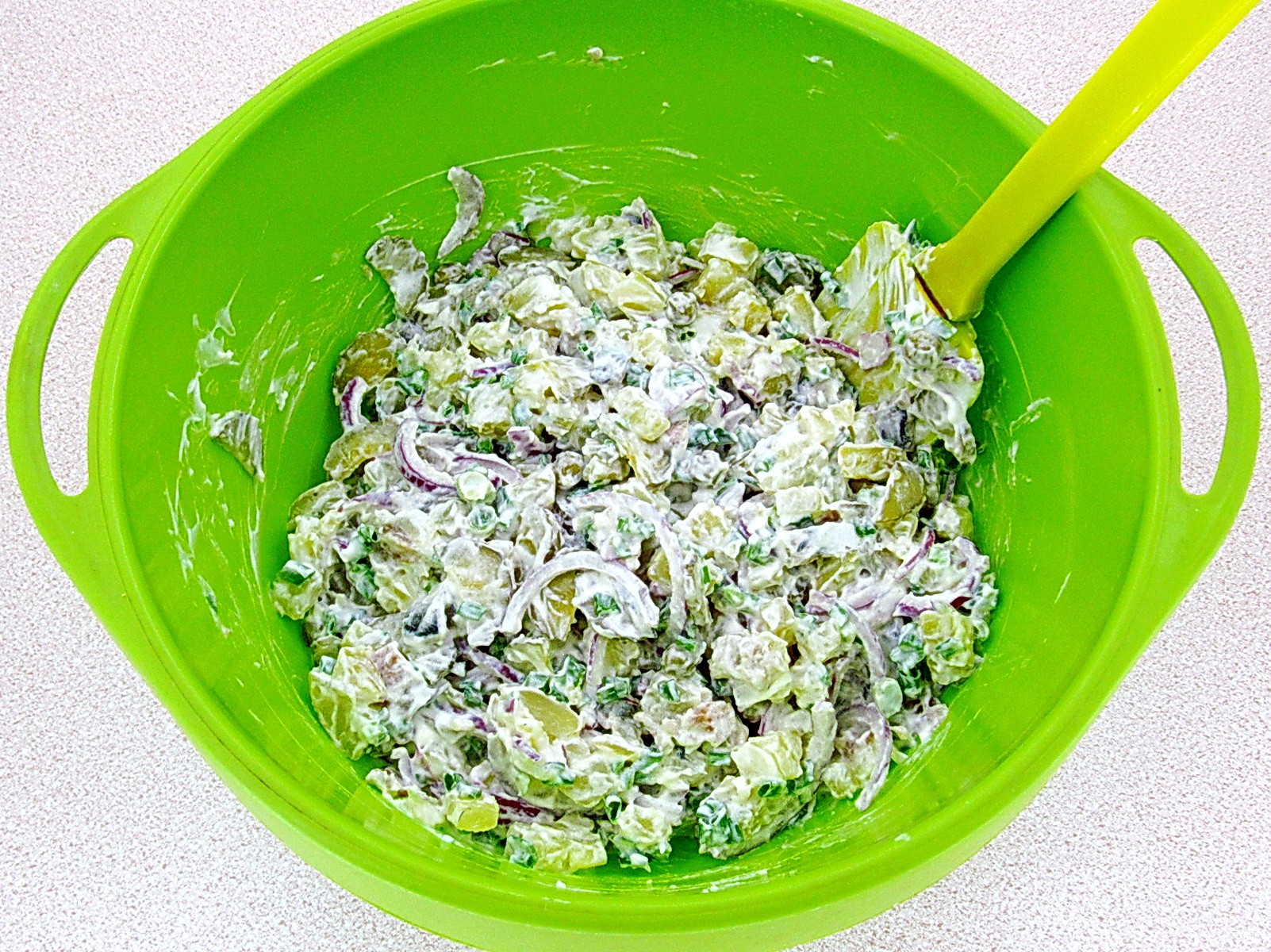 Шаг 9 приготовления Картофельный салат с килькой и соленым огурцом