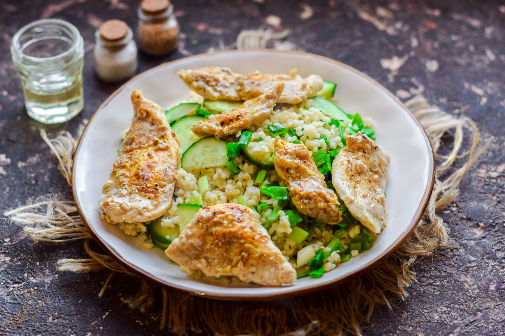 Шаг 5 приготовления Теплый салат с булгуром и курицей