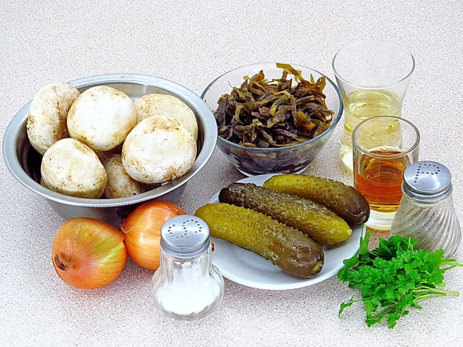 Ингредиенты Салат из морской капусты с солёными огурцами и шампиньонами Фото ингредиенты Салат из морской капусты с солёными огурцами и шампиньонами