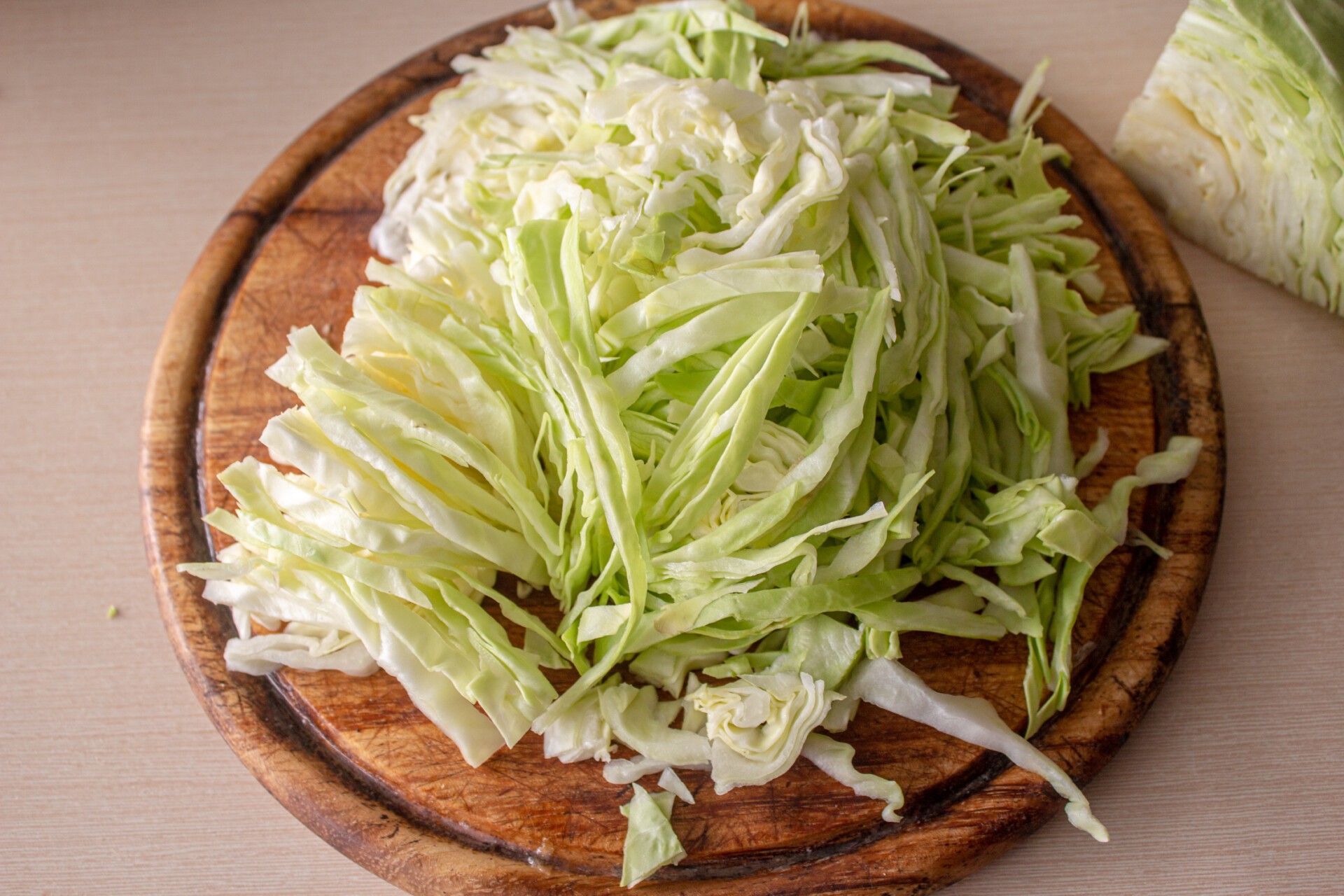 Шаг 1 приготовления Весенний салат из молодой капусты и кукурузы