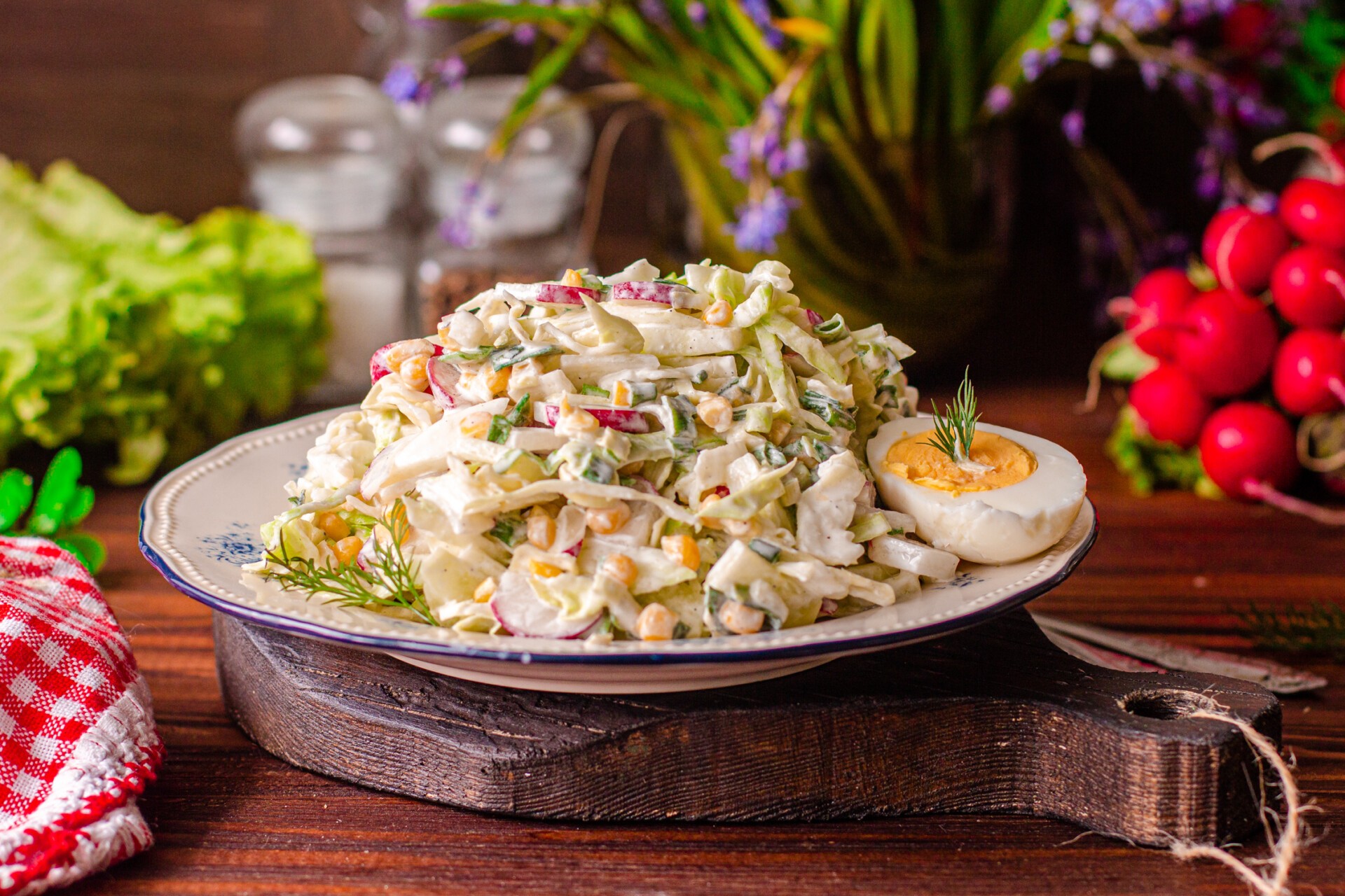 Шаг 5 приготовления Весенний салат из молодой капусты и кукурузы