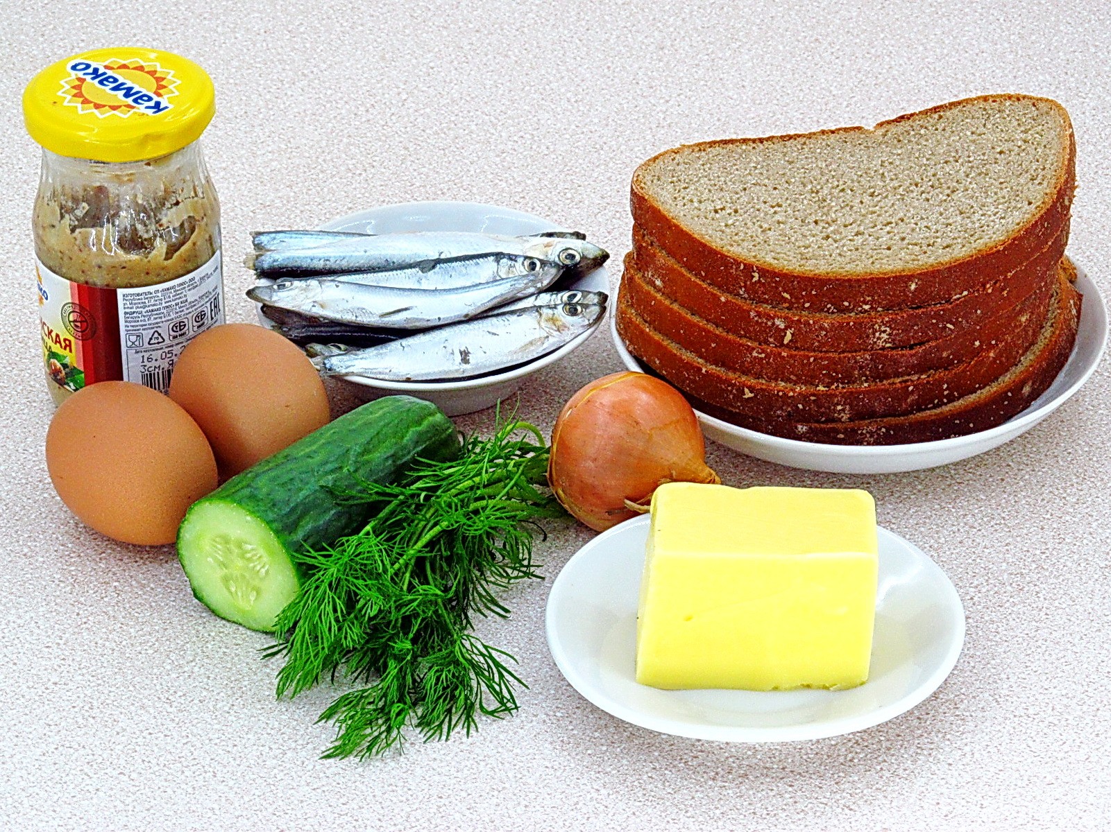 Ингредиенты Бутерброды с килькой, яйцом и огурцом Фото ингредиенты Бутерброды с килькой, яйцом и огурцом