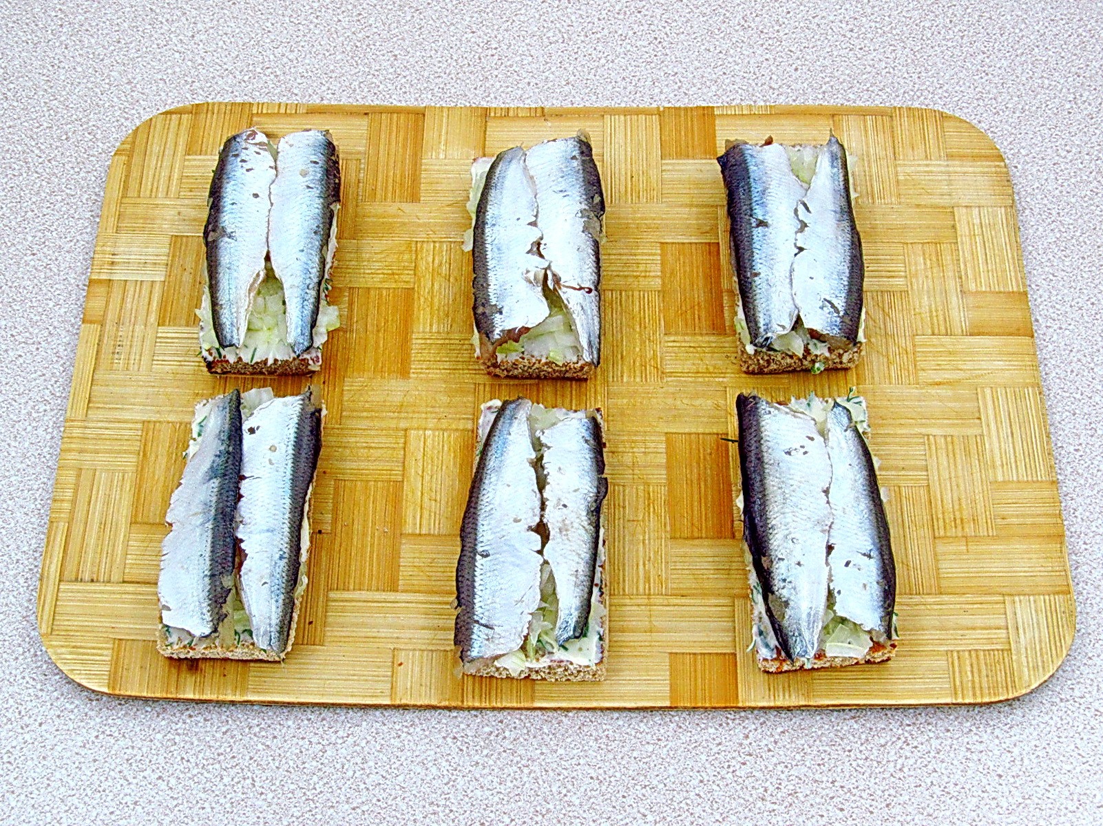 Шаг 11 приготовления Бутерброды с килькой, яйцом и огурцом