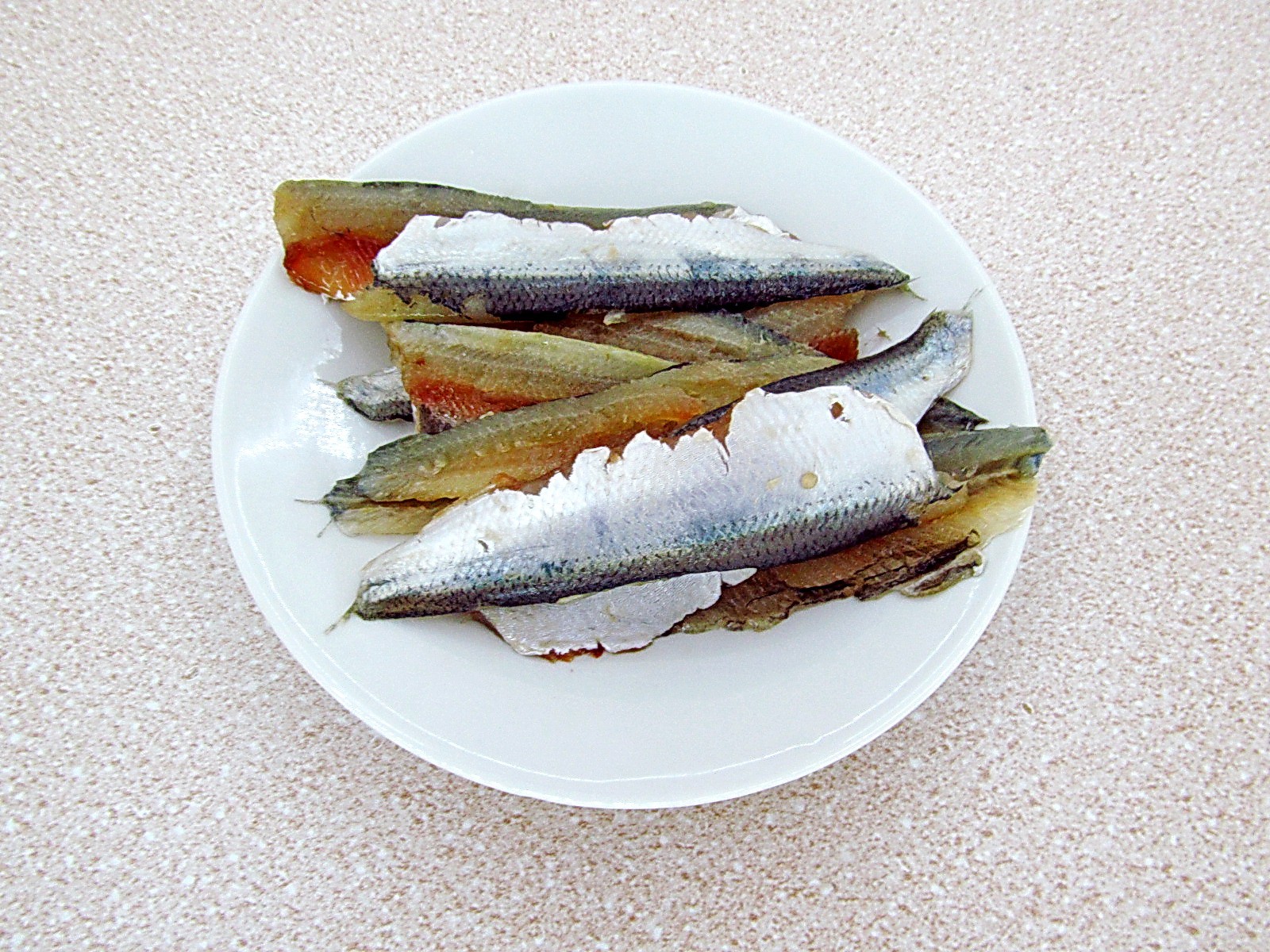 Шаг 9 приготовления Бутерброды с килькой, яйцом и огурцом